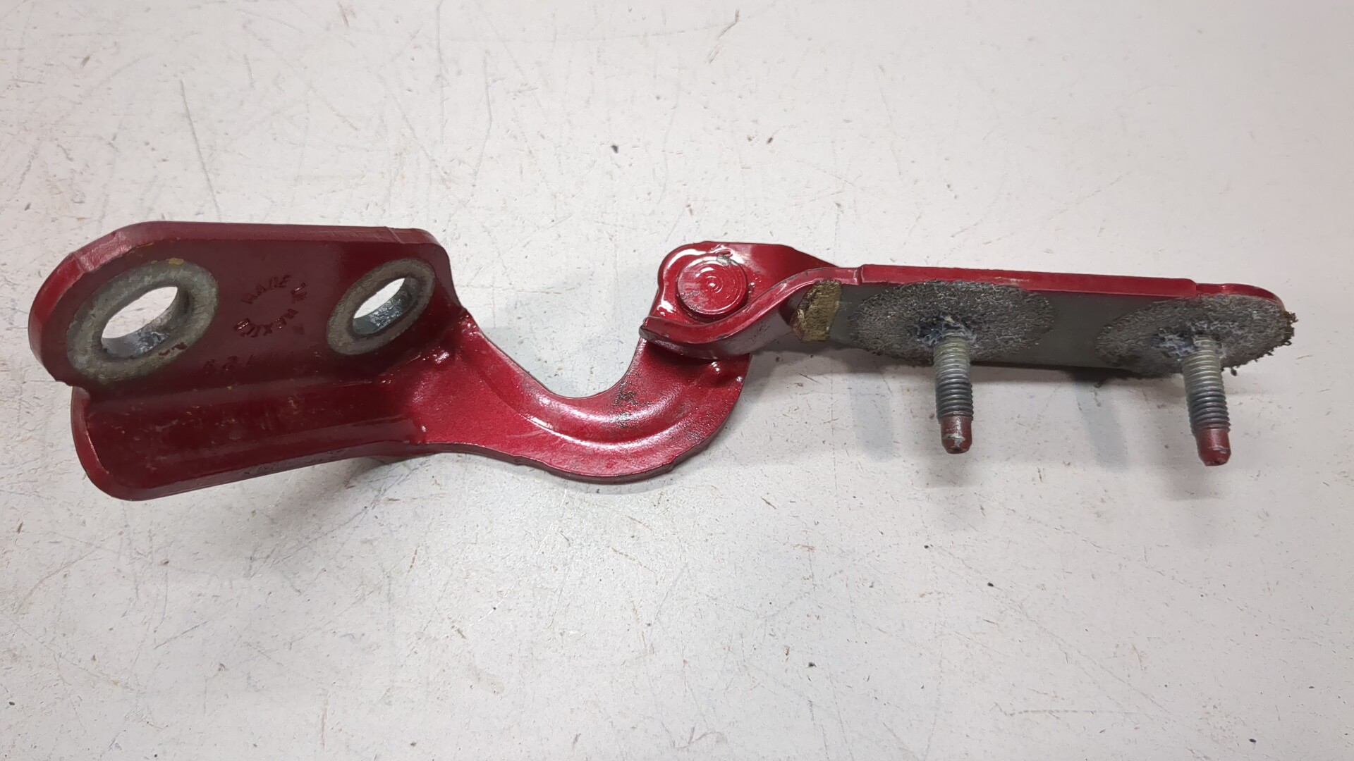 Петля крышки багажника