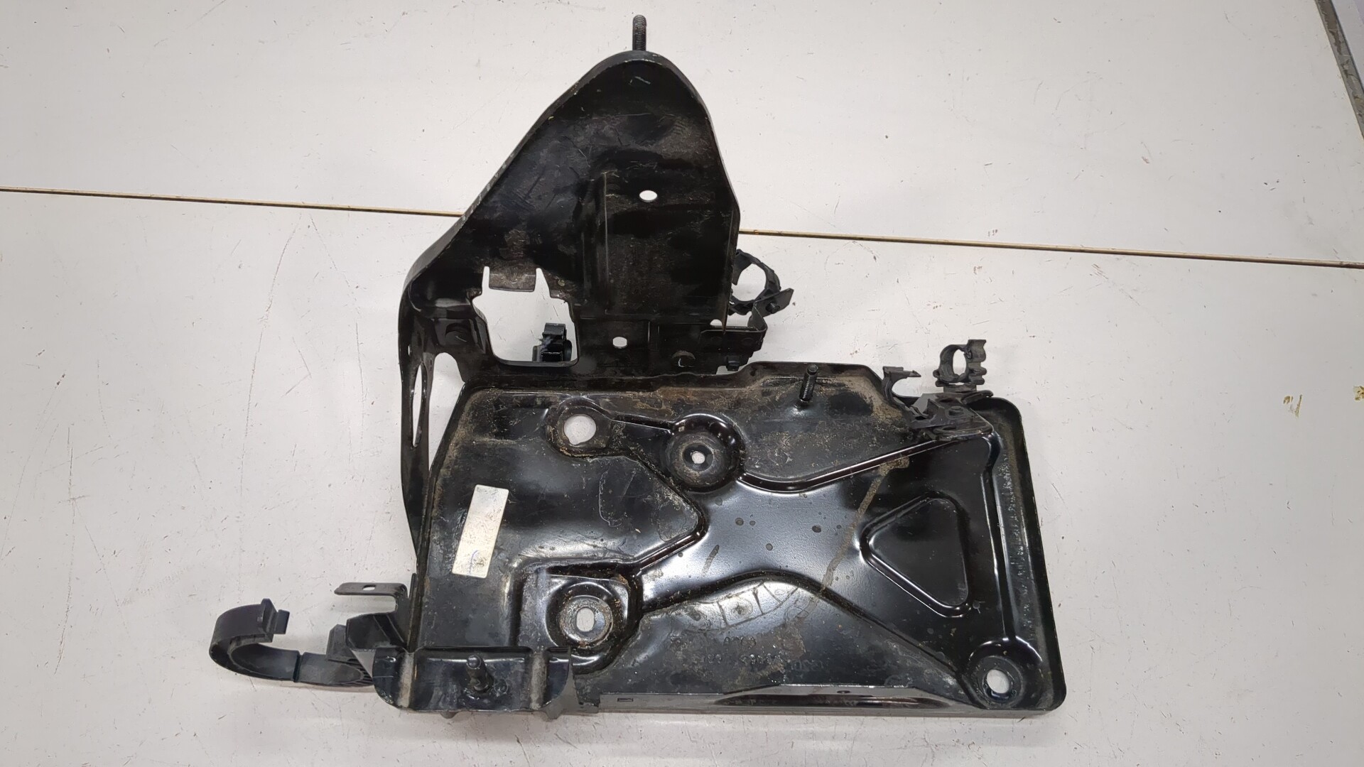 Площадка под аккумулятор (АКБ)