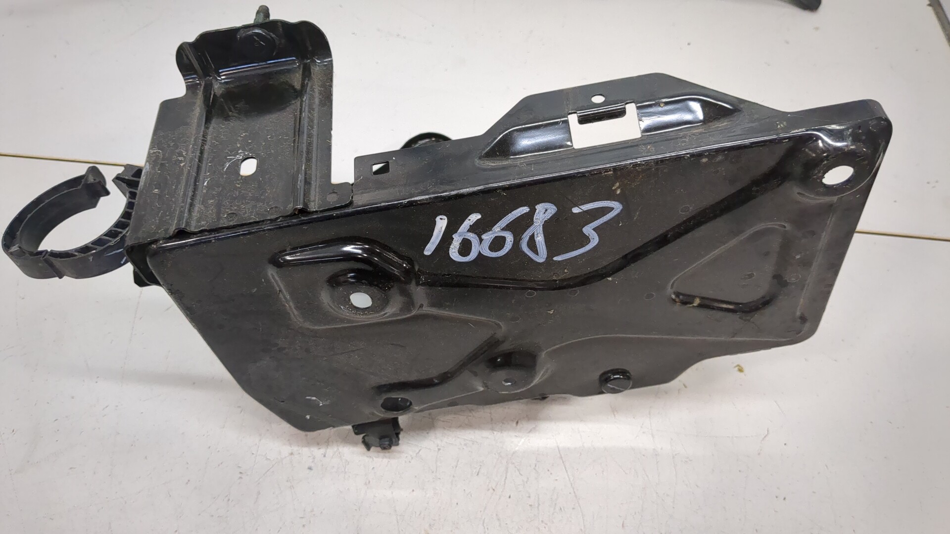 Площадка под аккумулятор (АКБ)