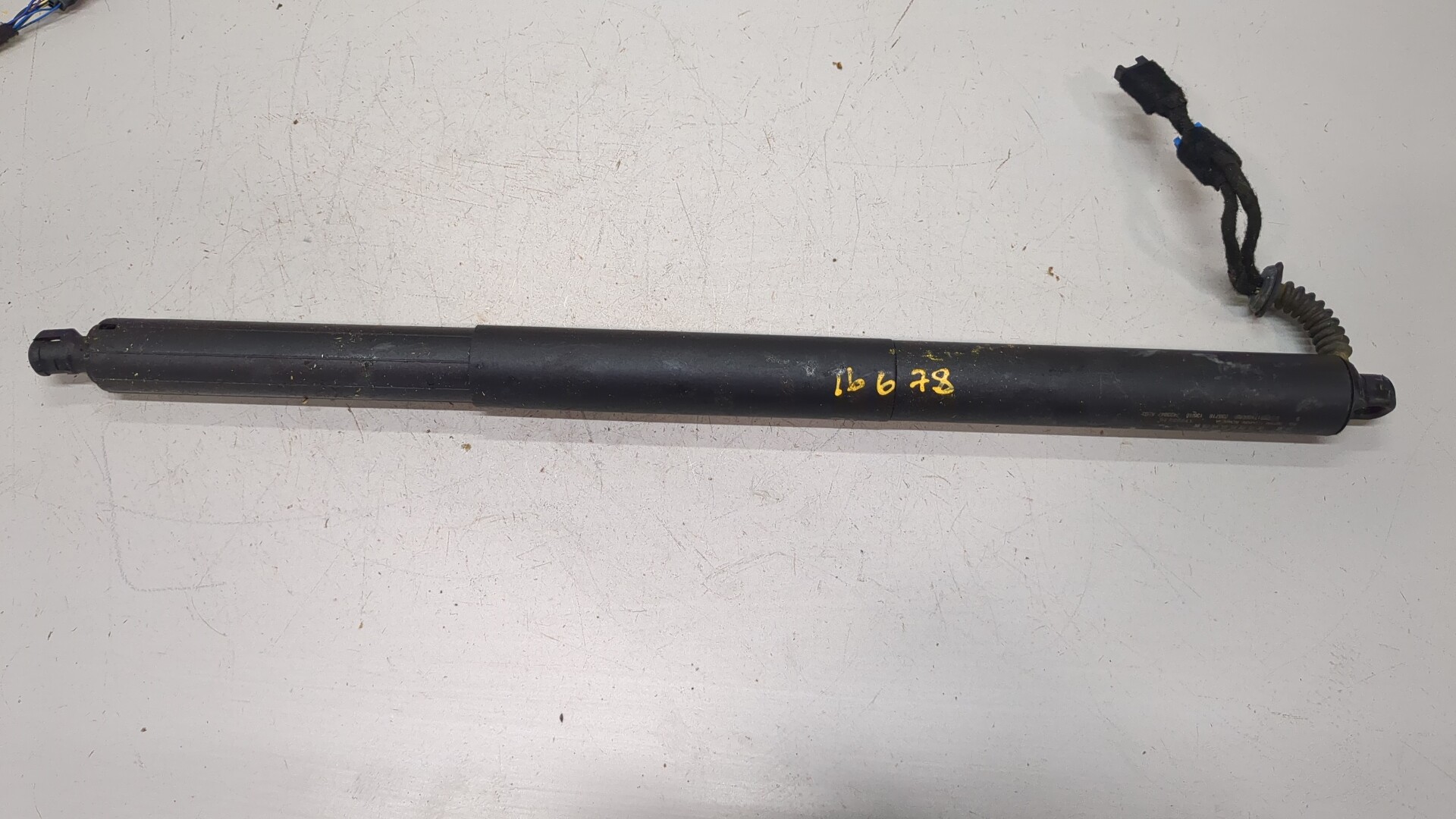 Амортизатор крышки багажника