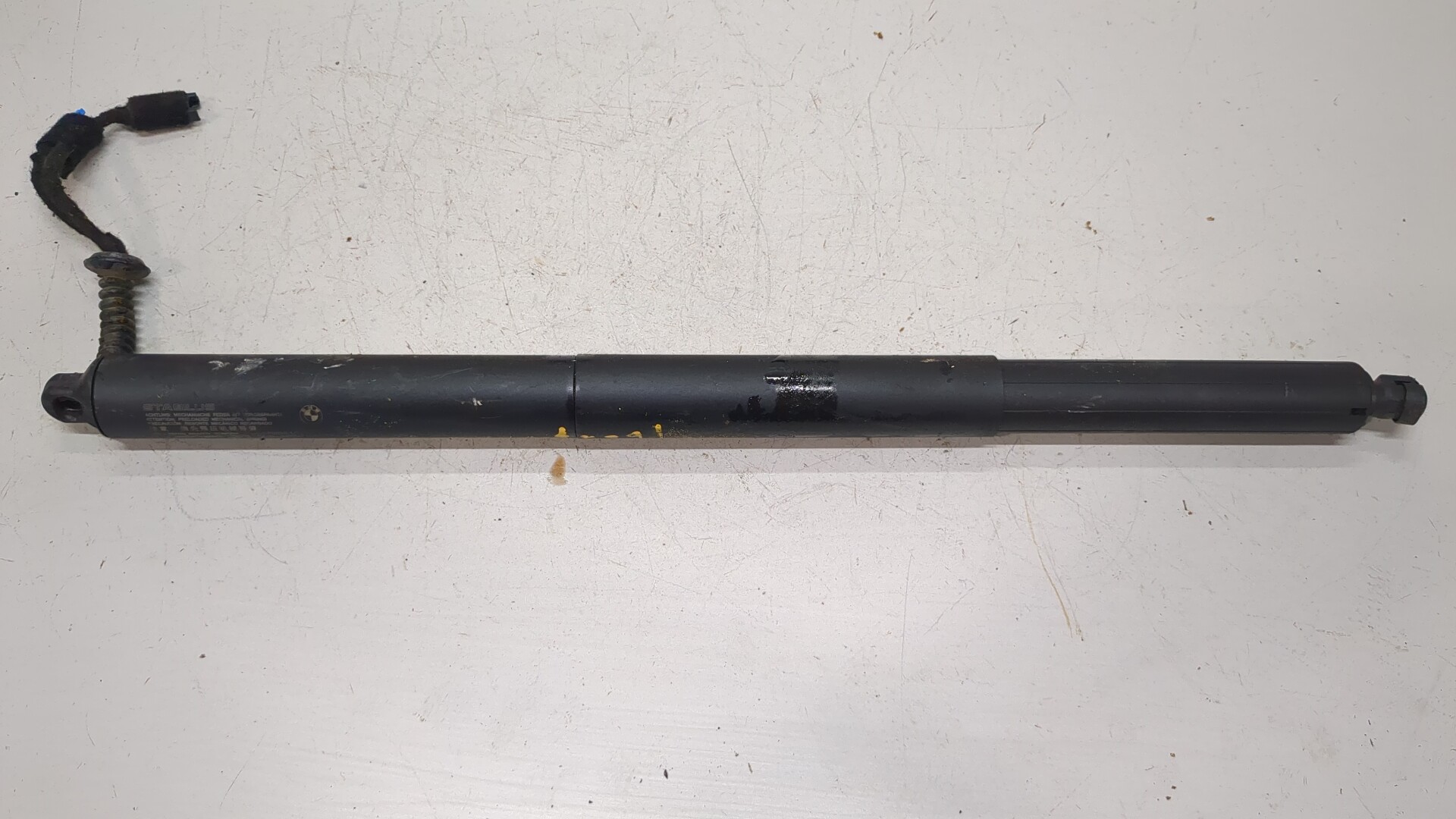 Амортизатор крышки багажника