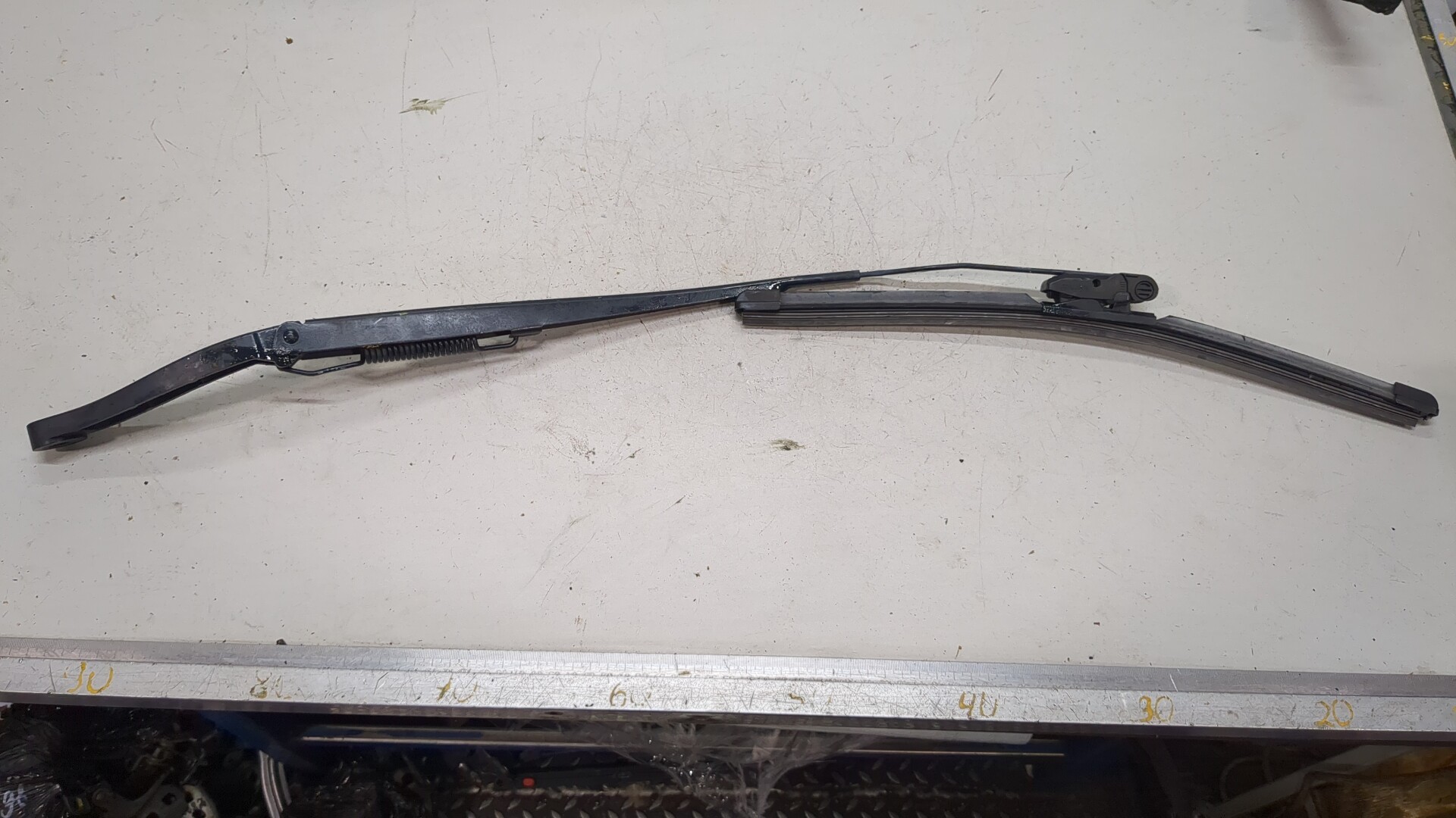 Поводок стеклоочистителя передний левый