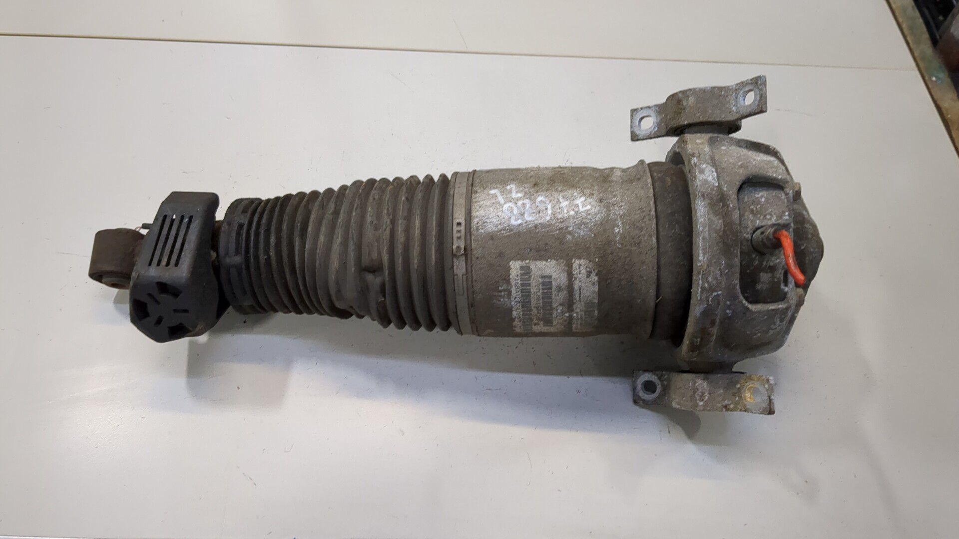 Амортизатор задний левый