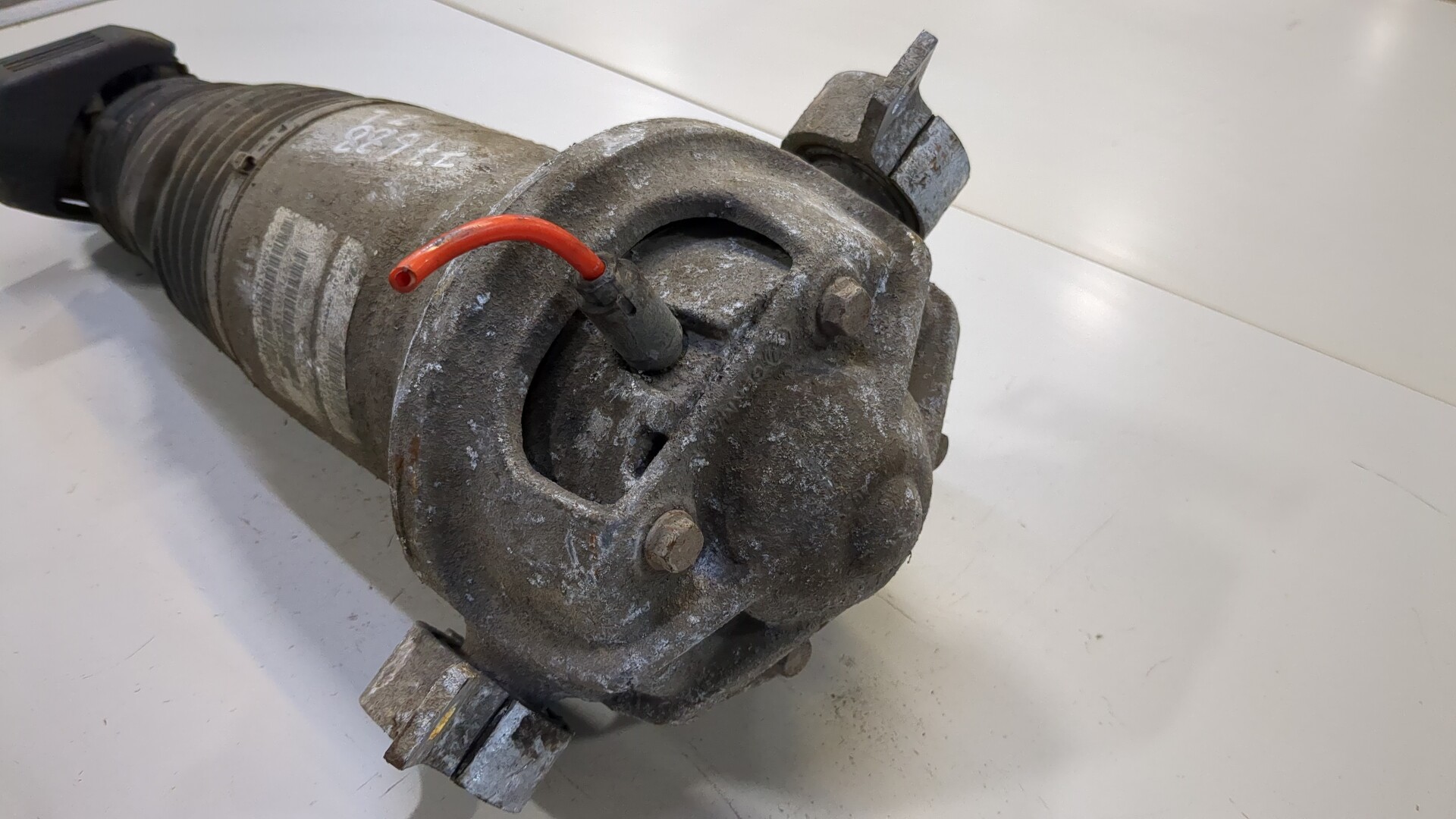 Амортизатор задний левый