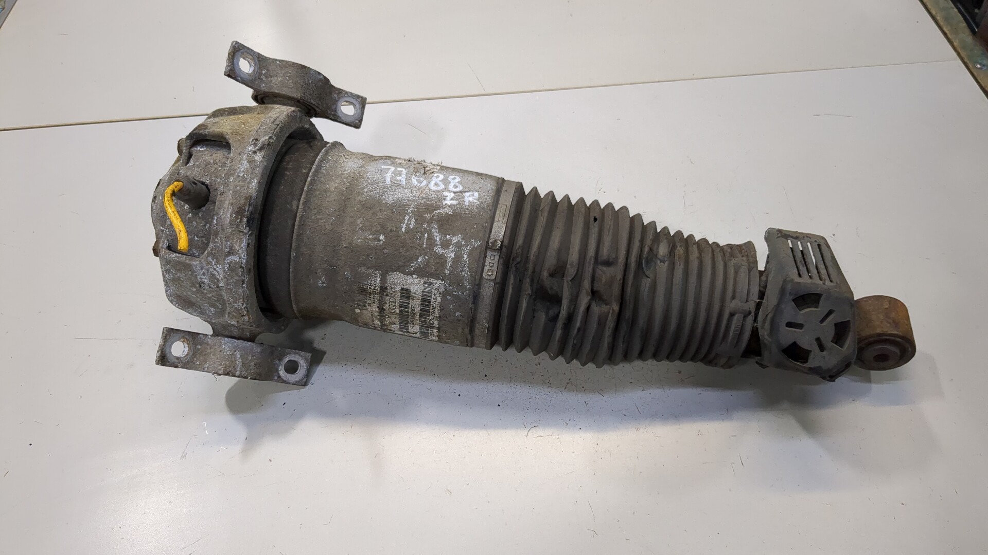 Амортизатор задний правый