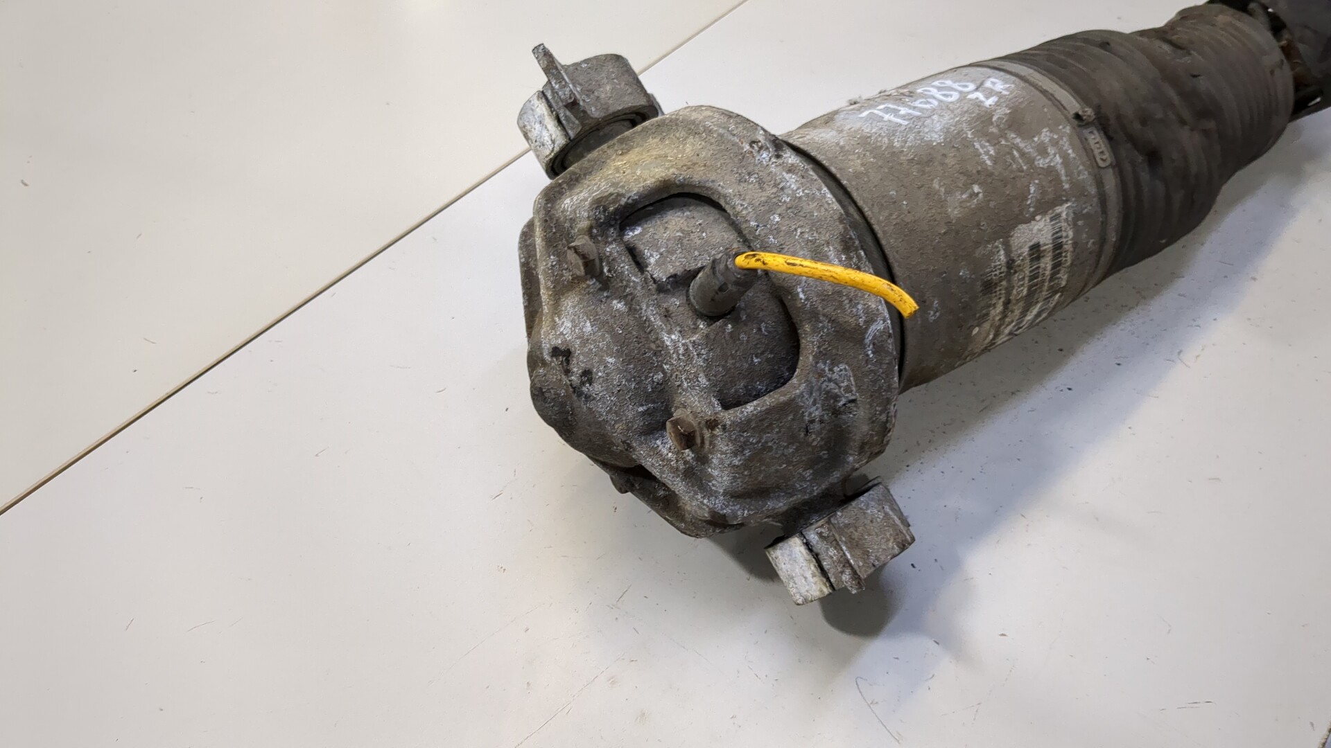 Амортизатор задний правый