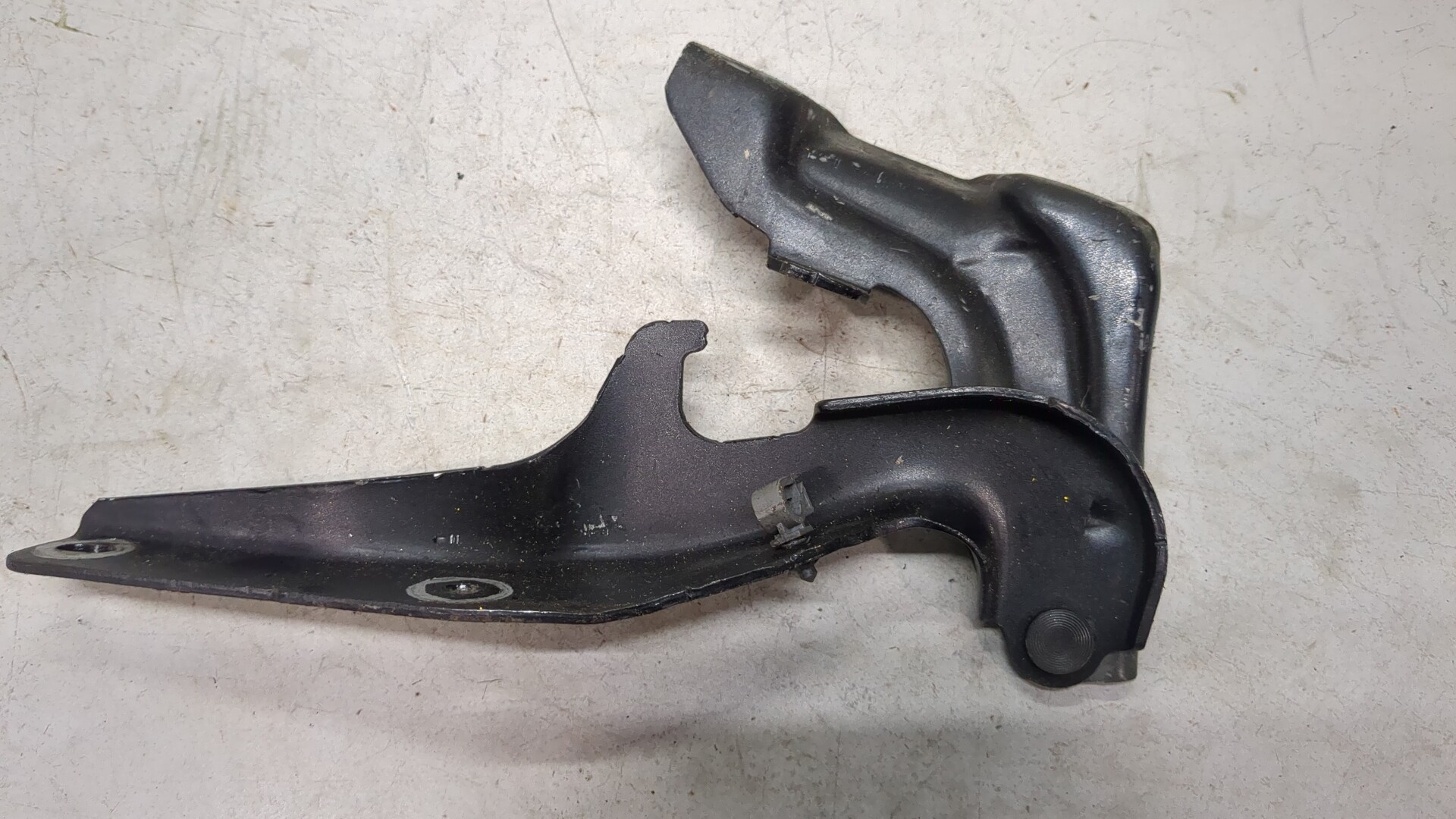 Петля капота левая