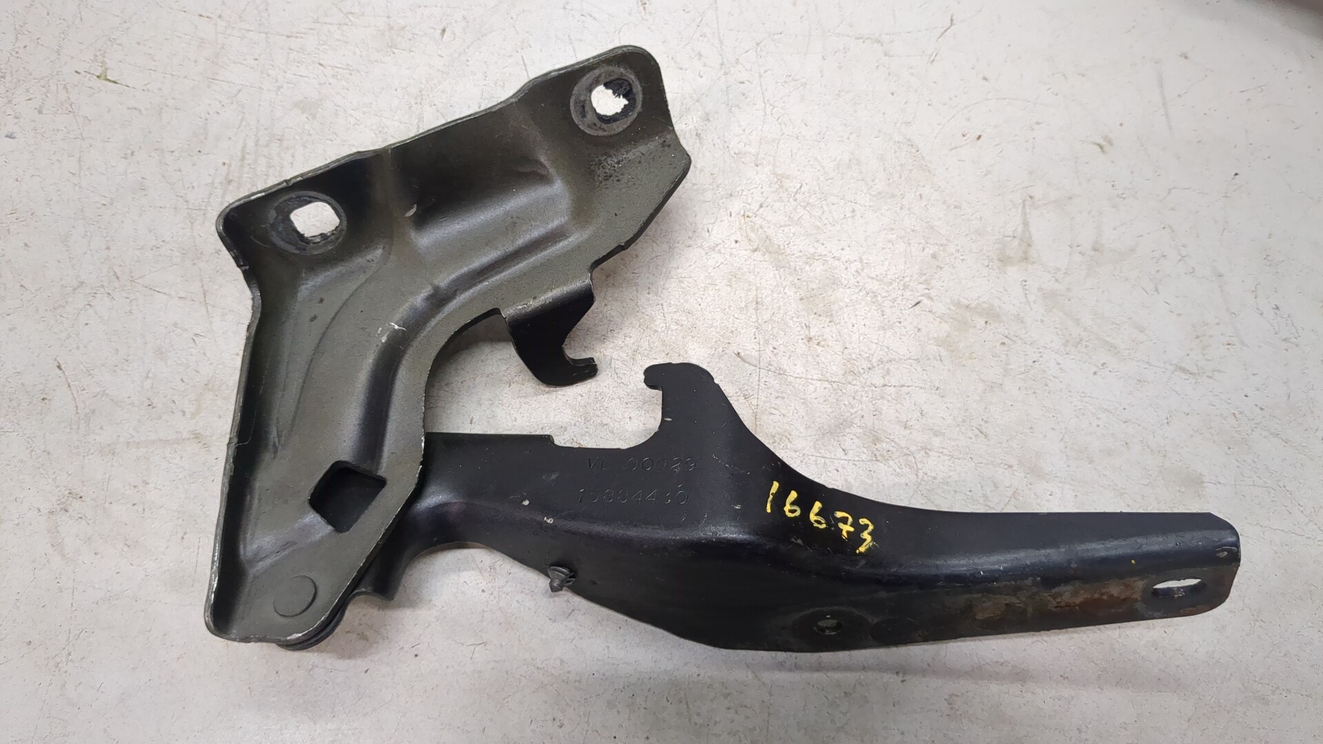 Петля капота левая