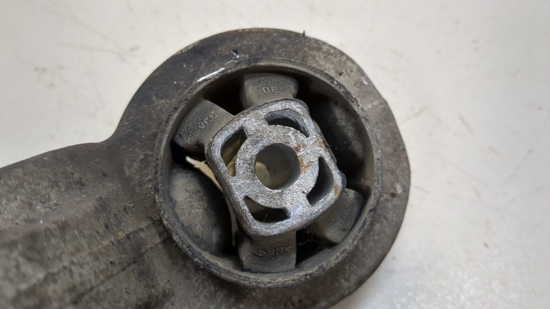 Рычаг передний левый