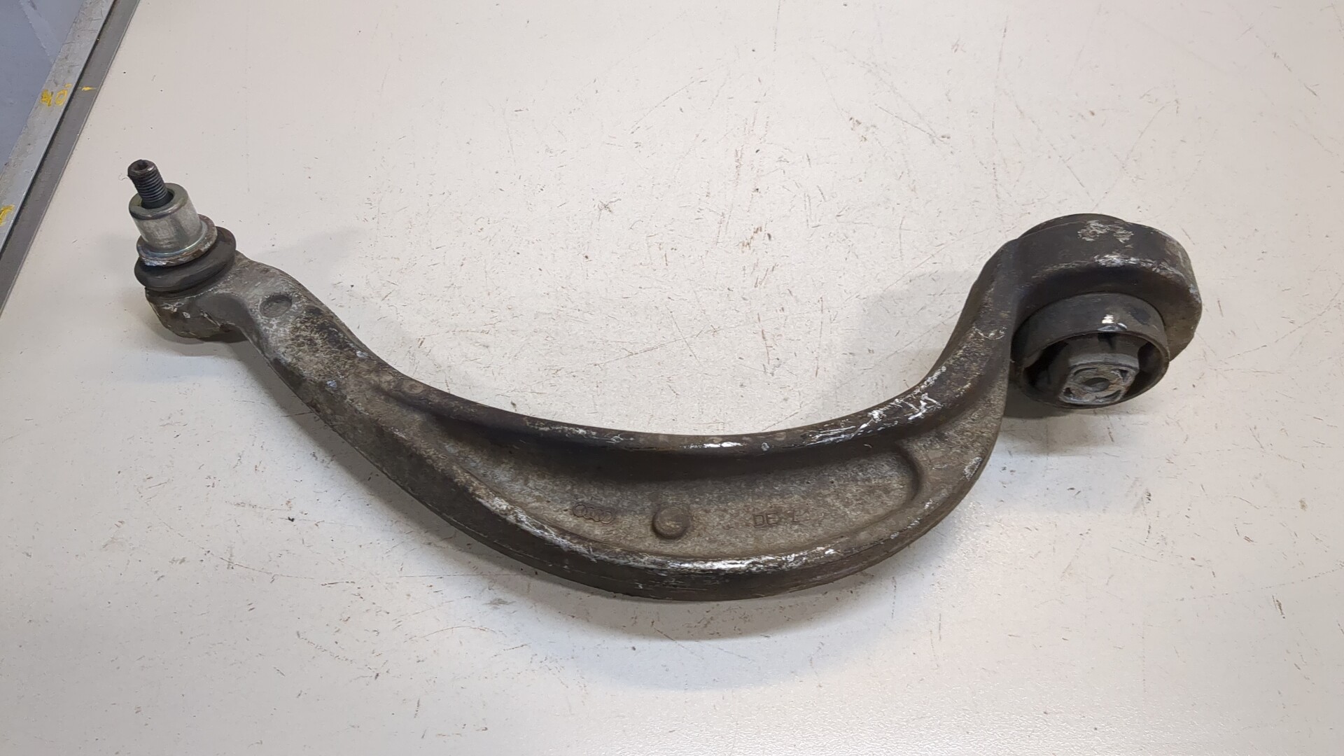 Рычаг передний левый