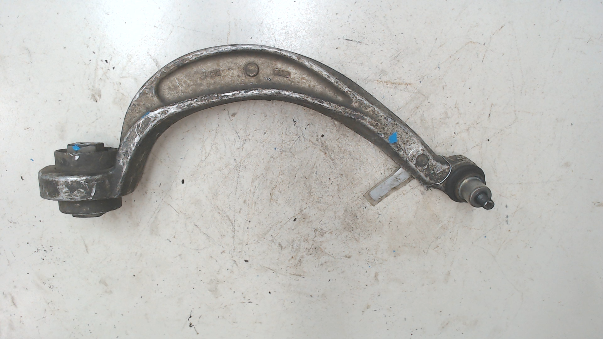 Рычаг передний левый