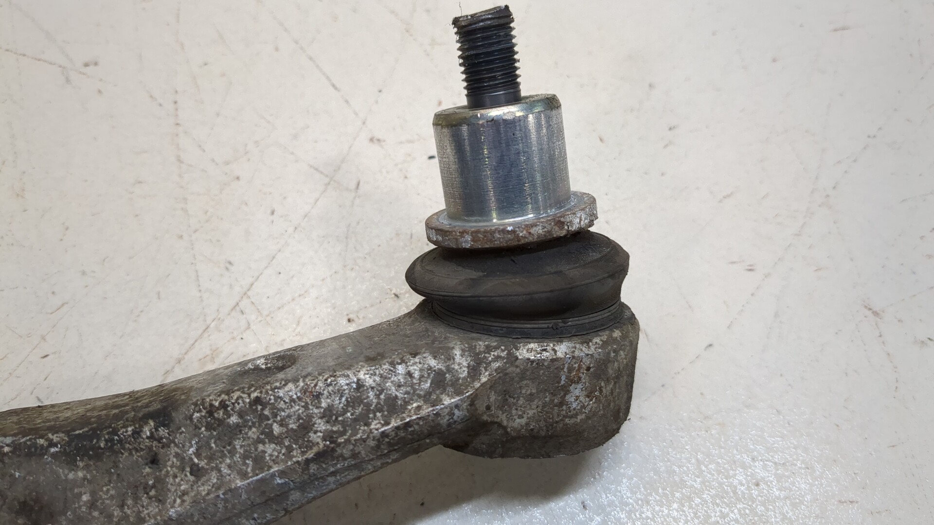 Рычаг передний левый