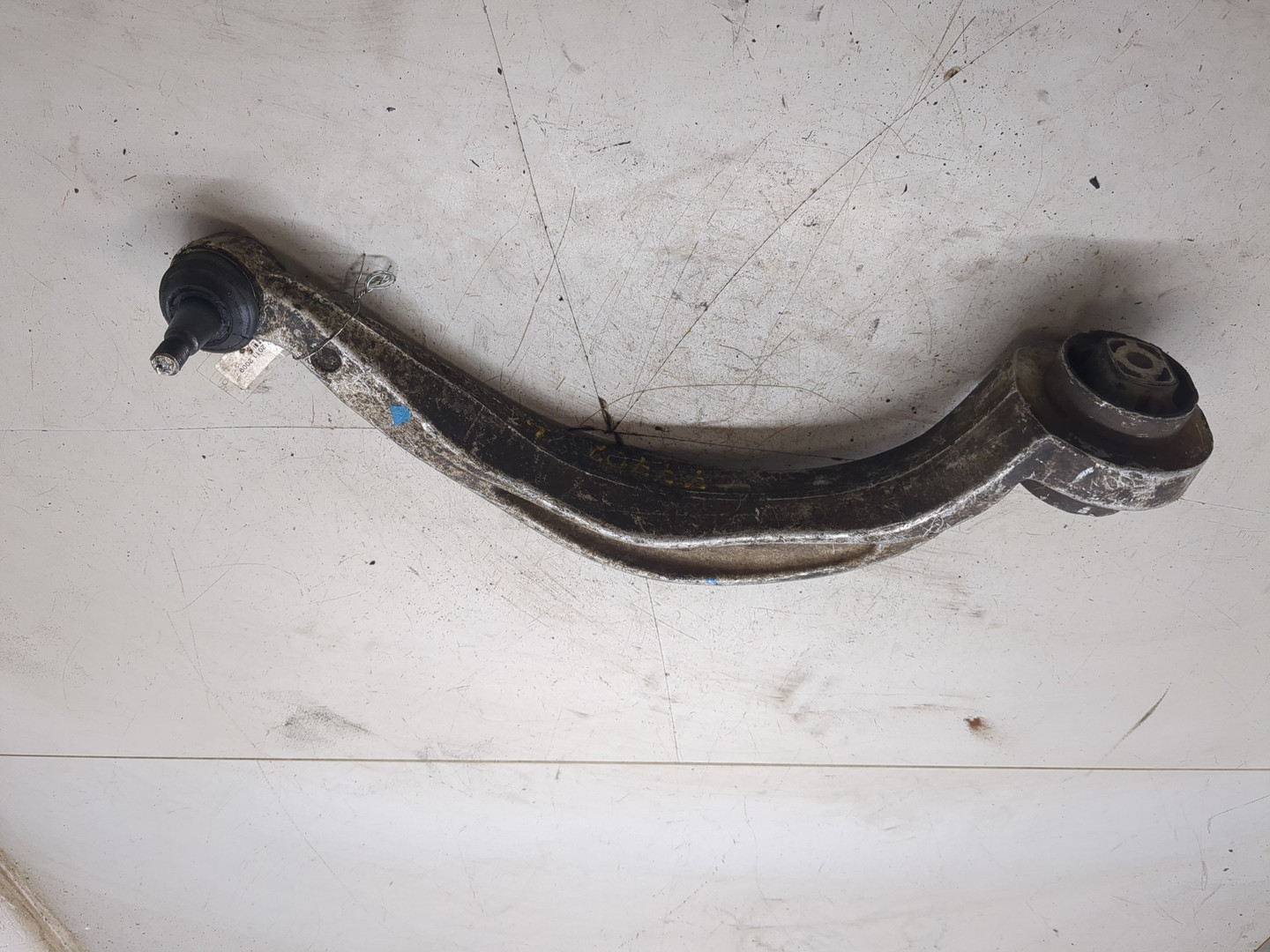 Рычаг передний левый