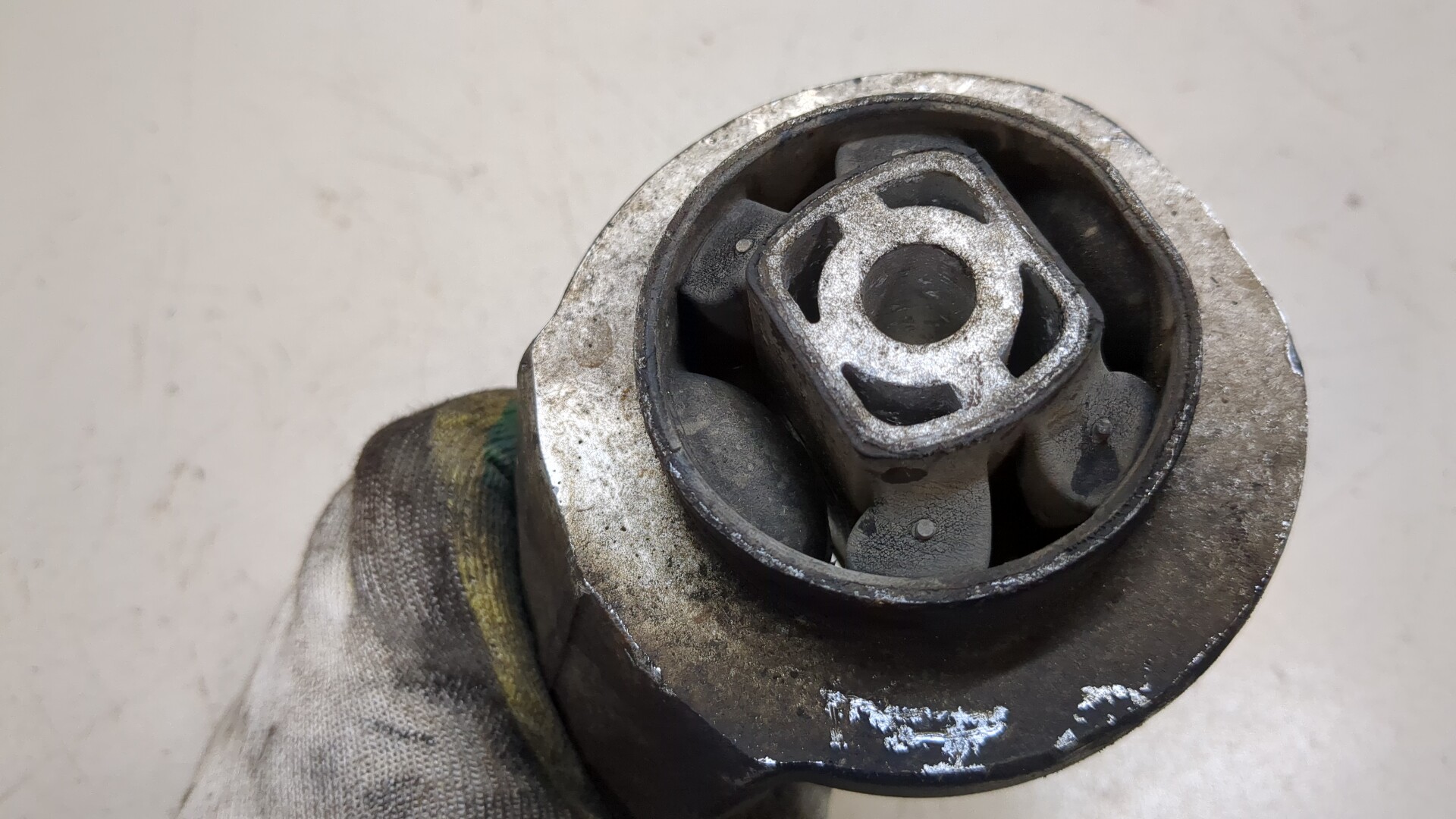 Рычаг передний левый