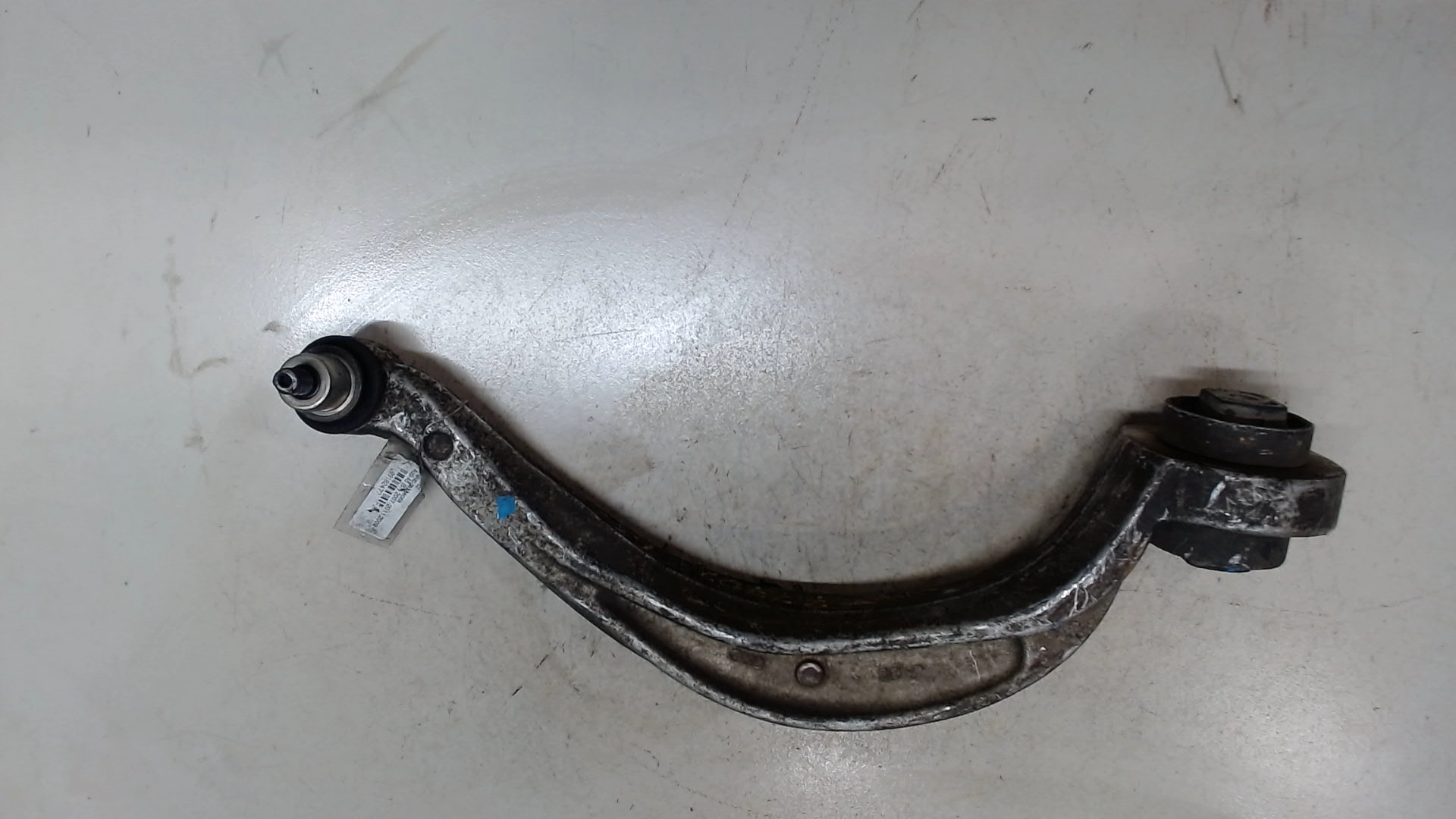 Рычаг передний левый