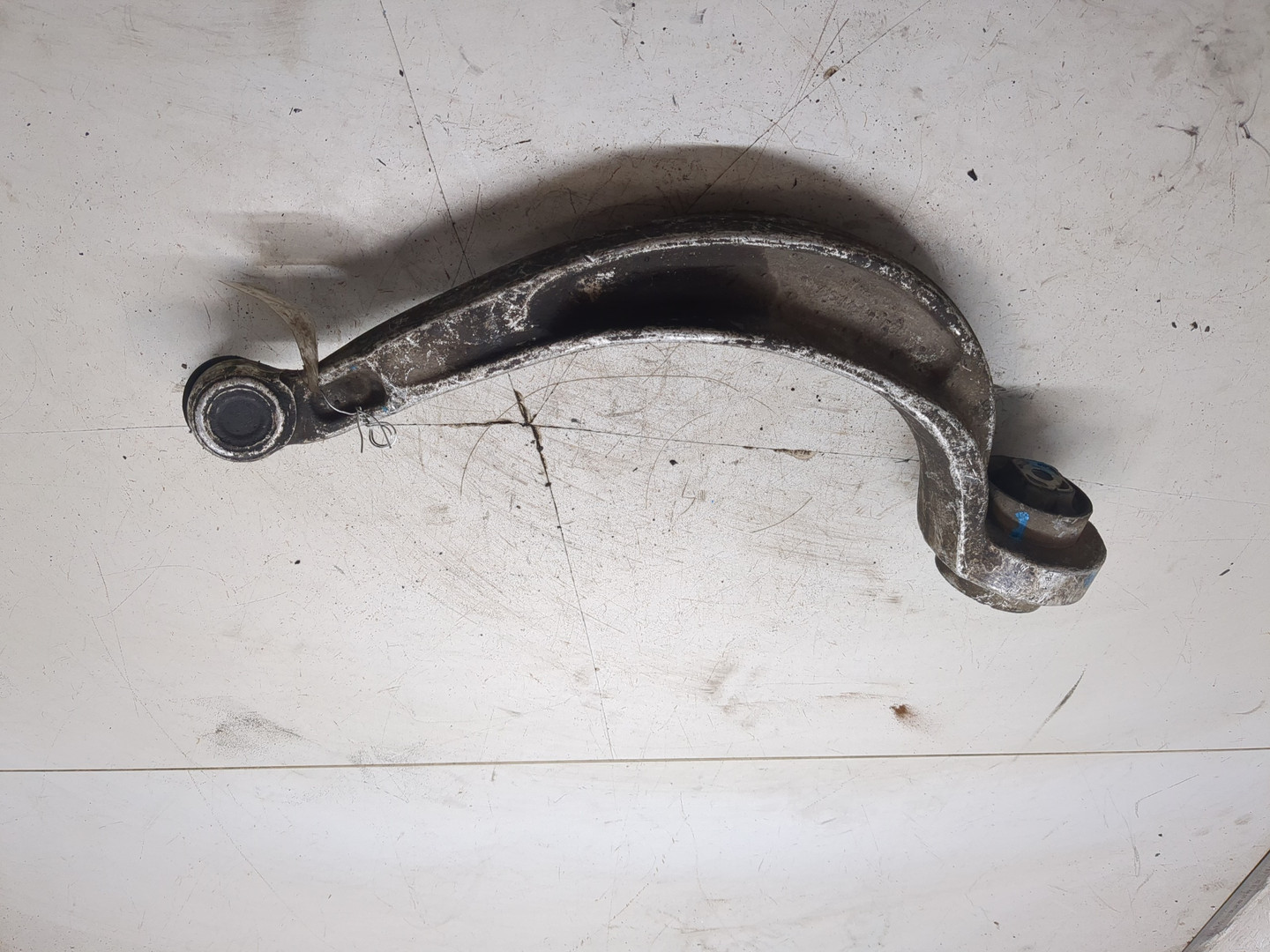 Рычаг передний левый