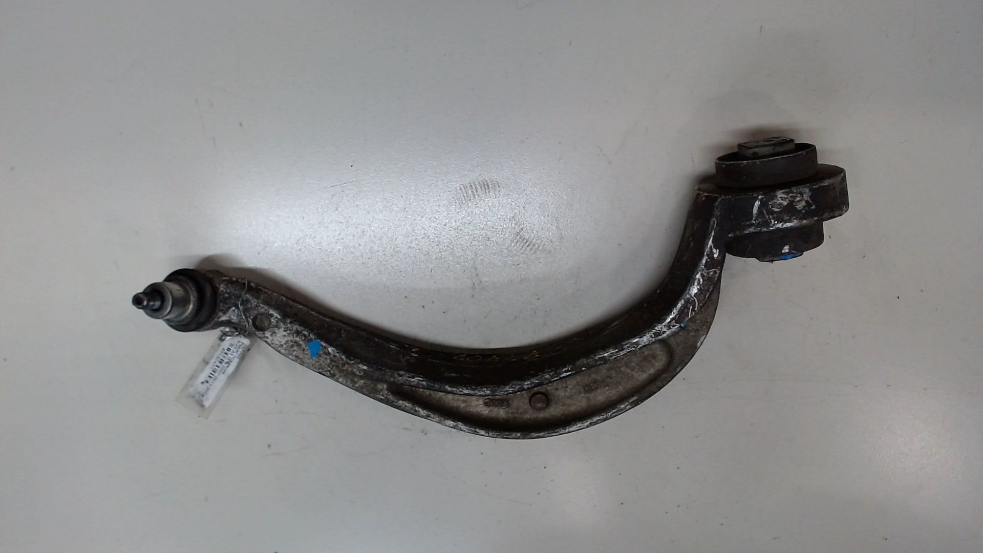 Рычаг передний левый