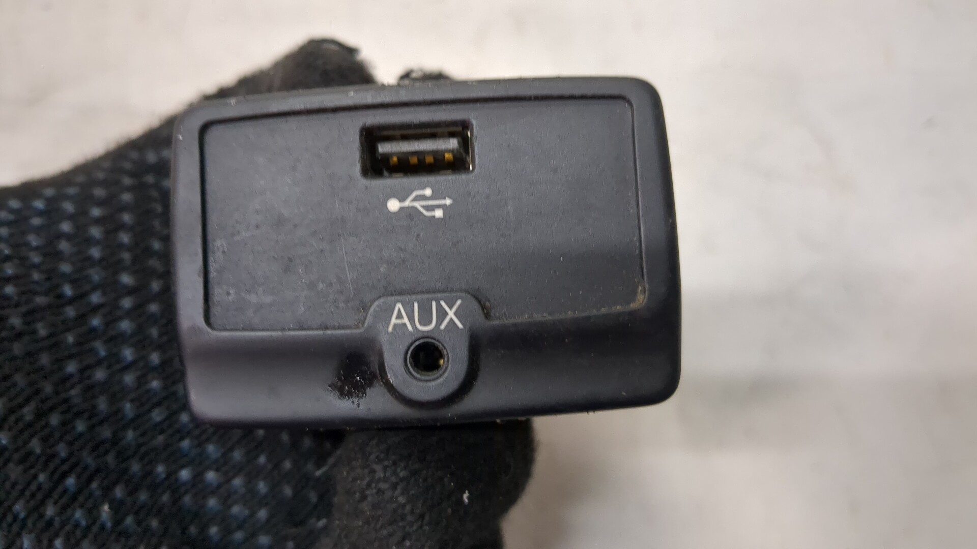 Гнездо AUX / USB IN