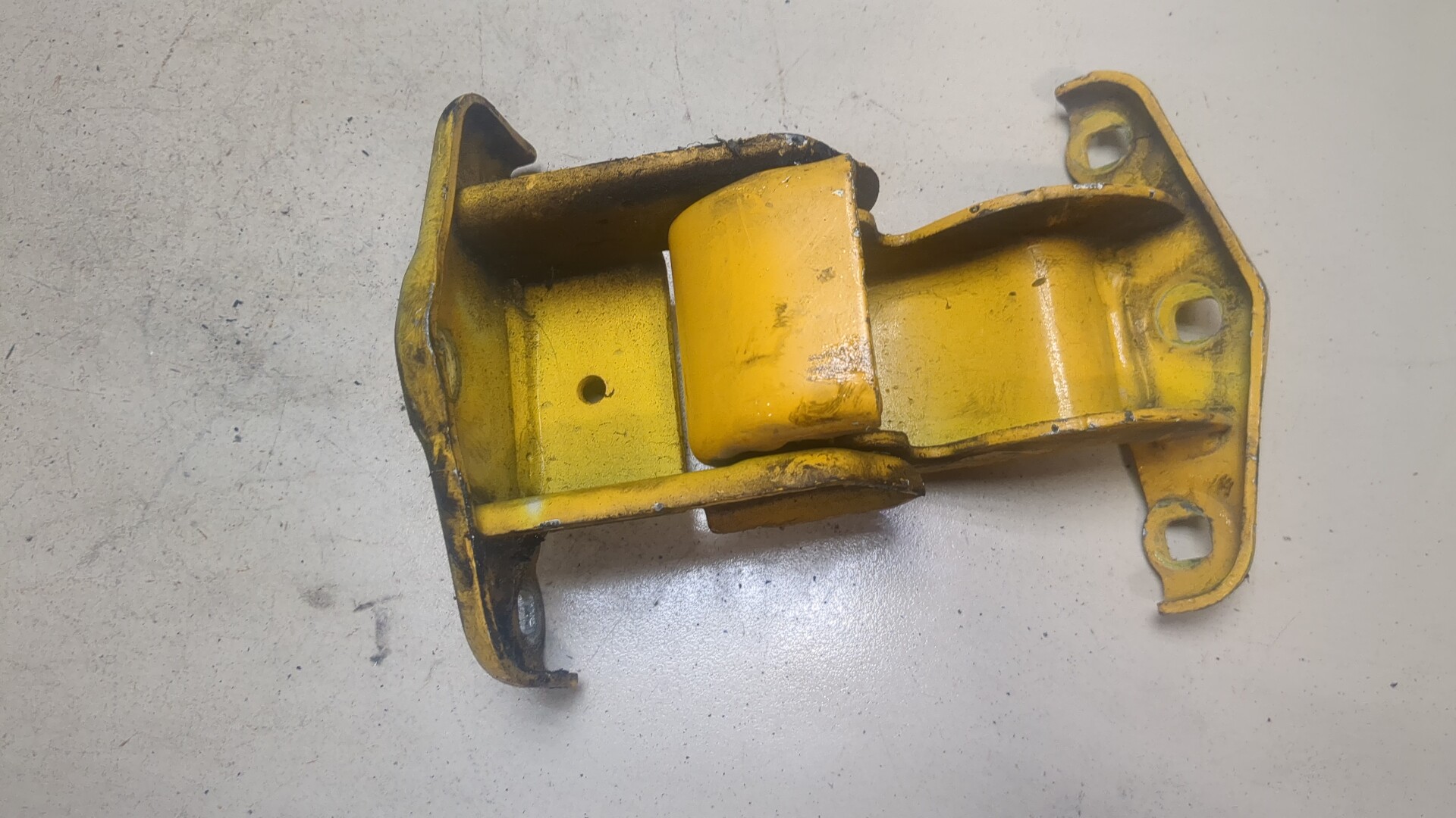 Петля двери задней