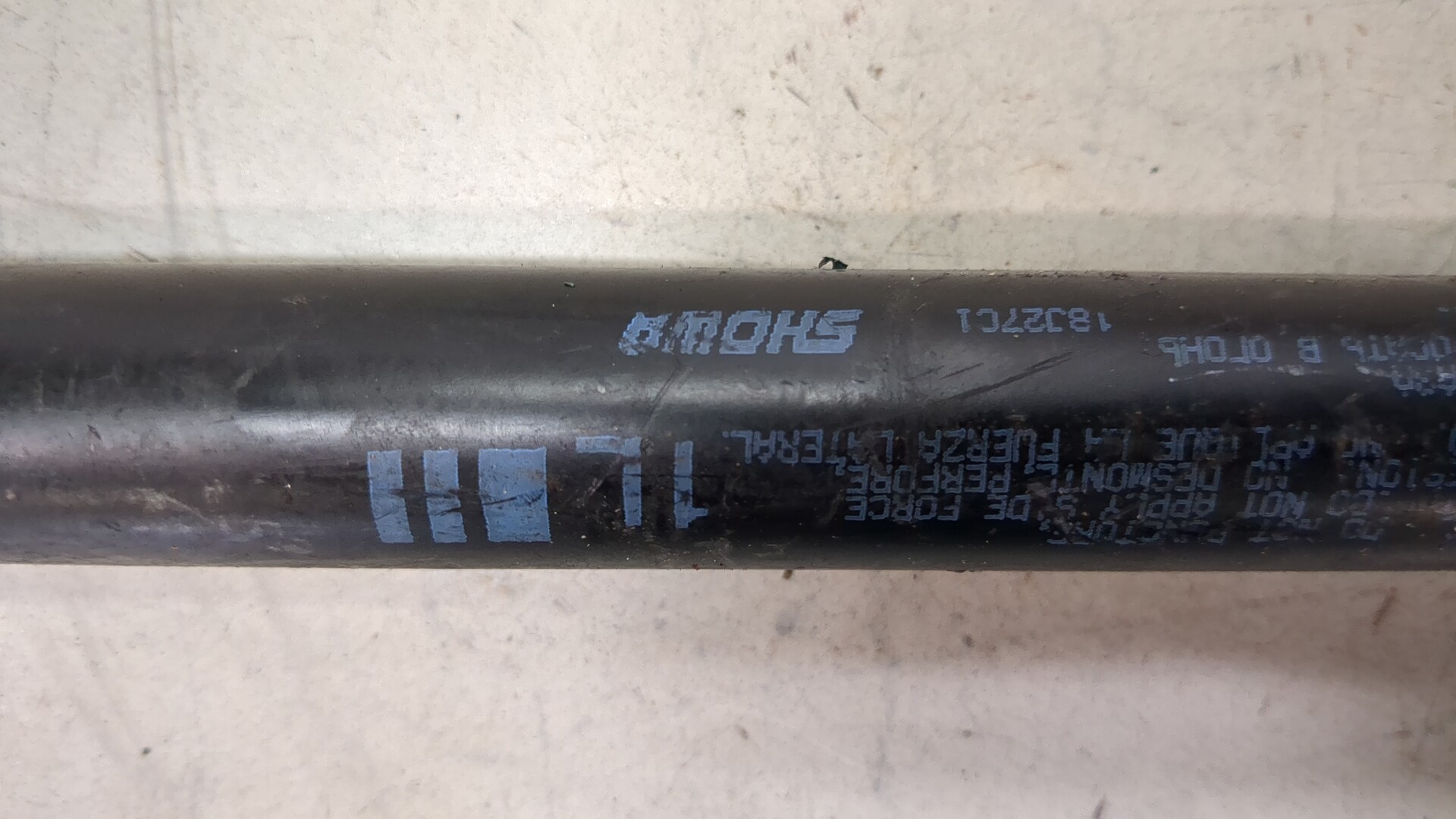 Амортизатор крышки багажника