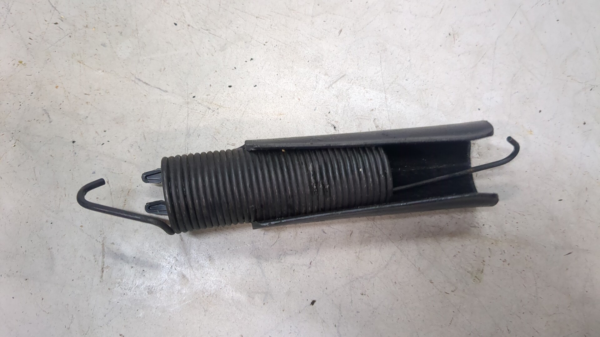 Пружина крышки багажника правая