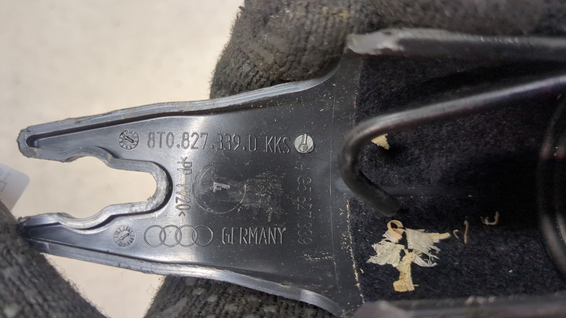 Пружина крышки багажника правая