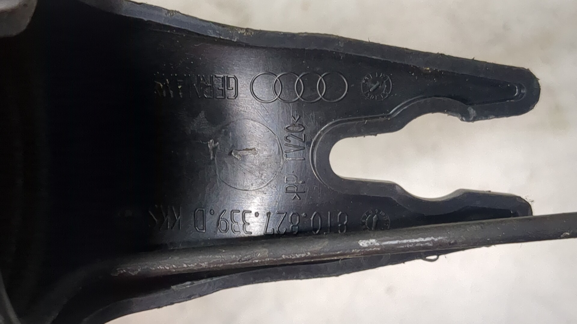 Пружина крышки багажника правая