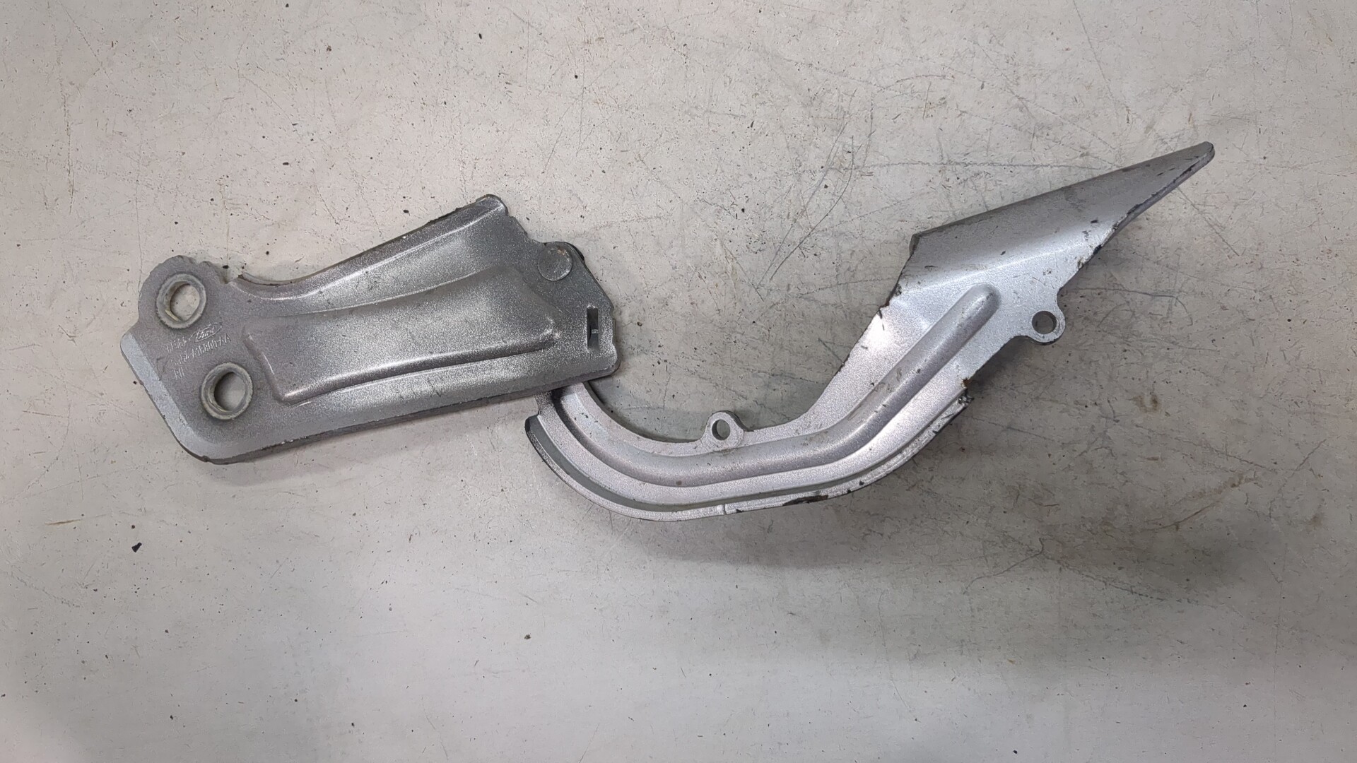 Петля капота правая