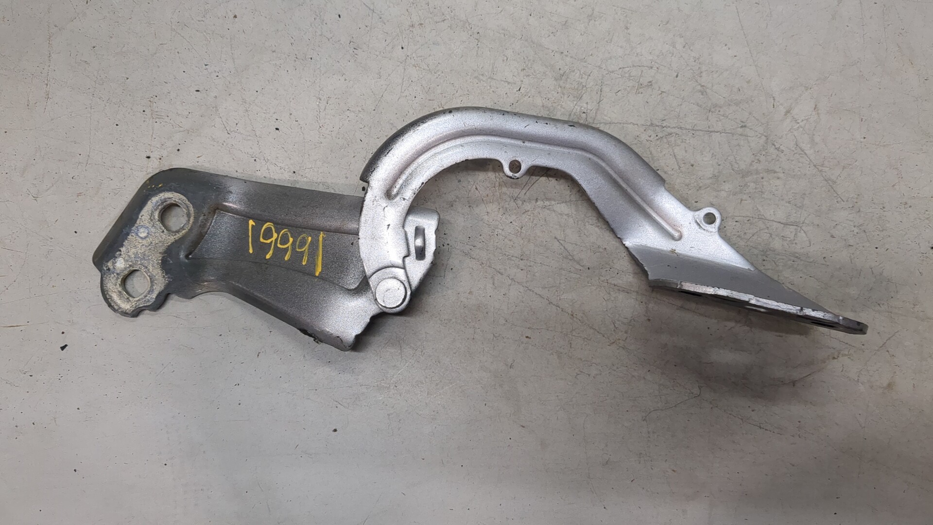 Петля капота правая