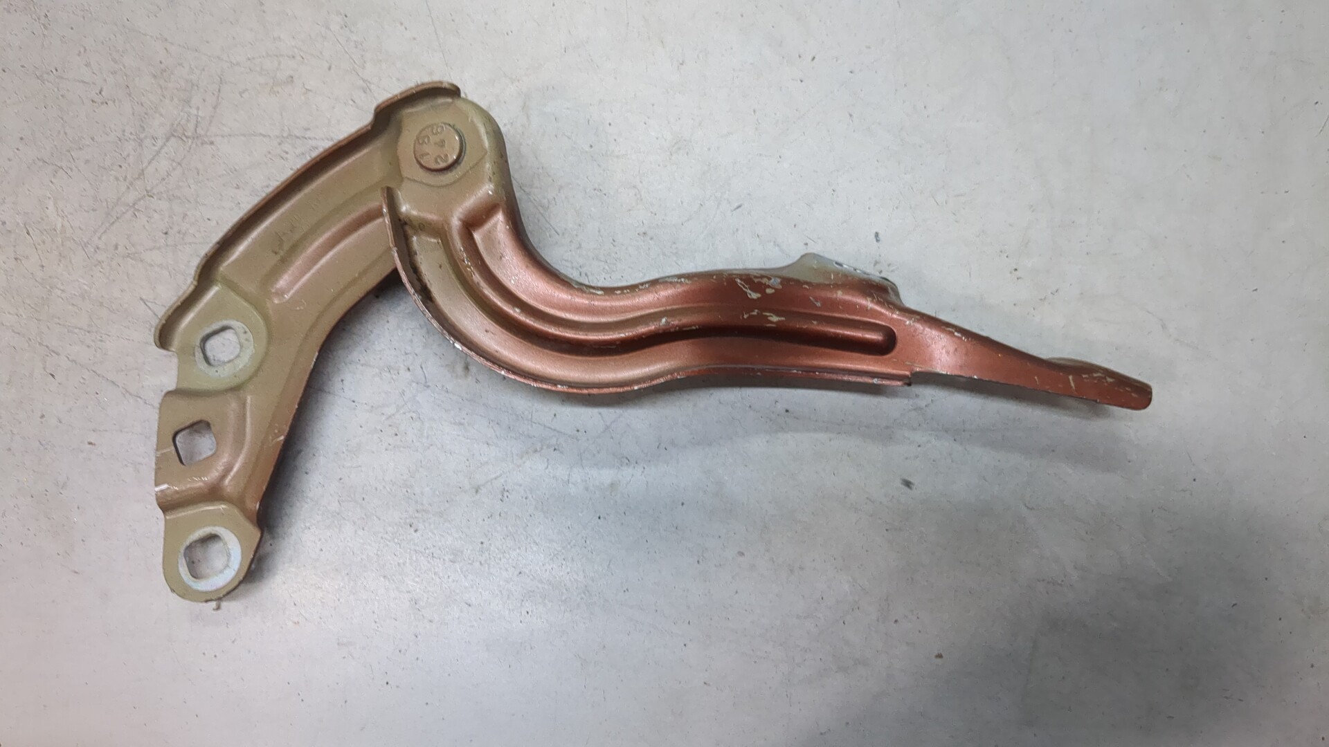 Петля капота правая