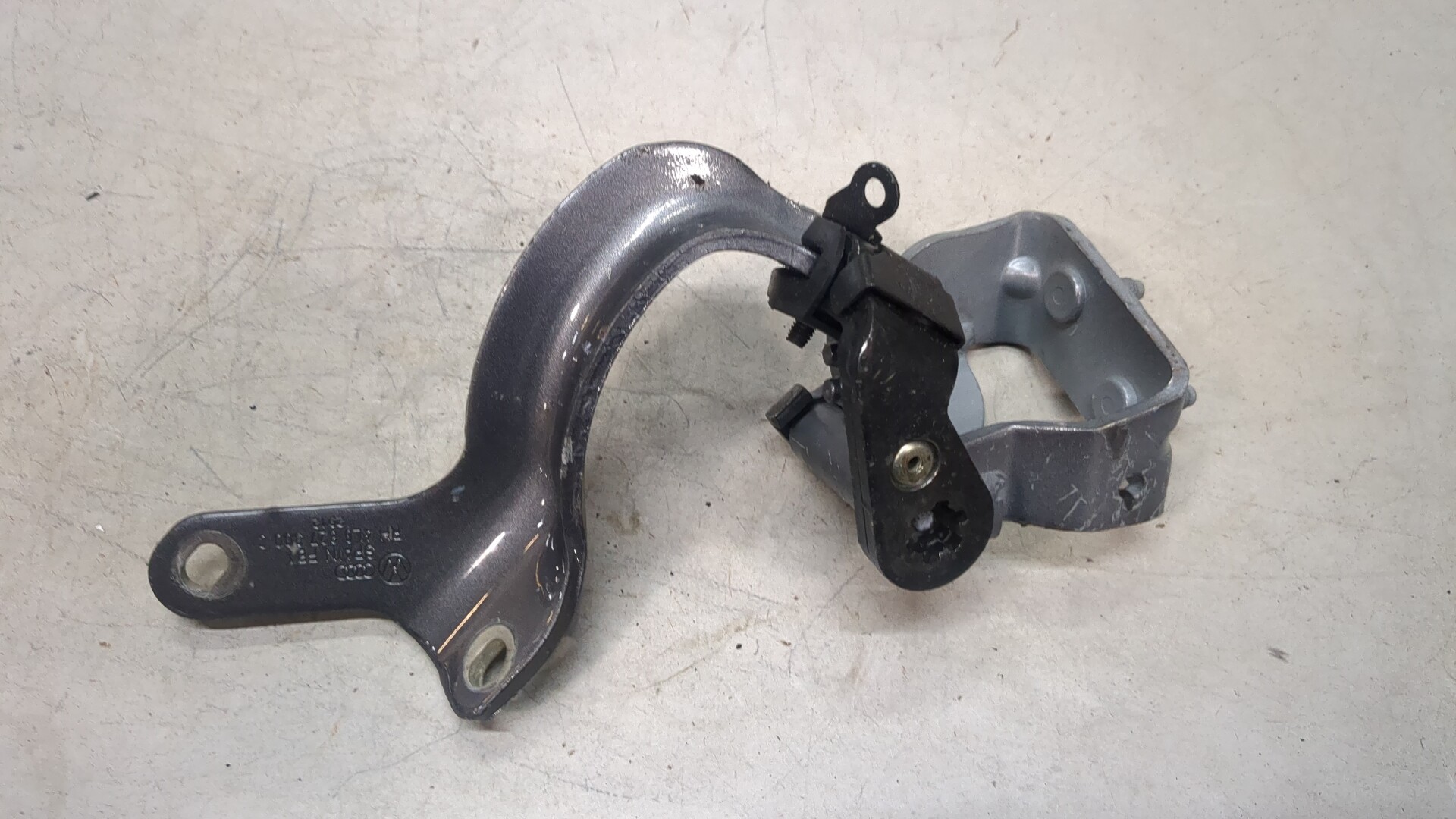 Петля крышки багажника