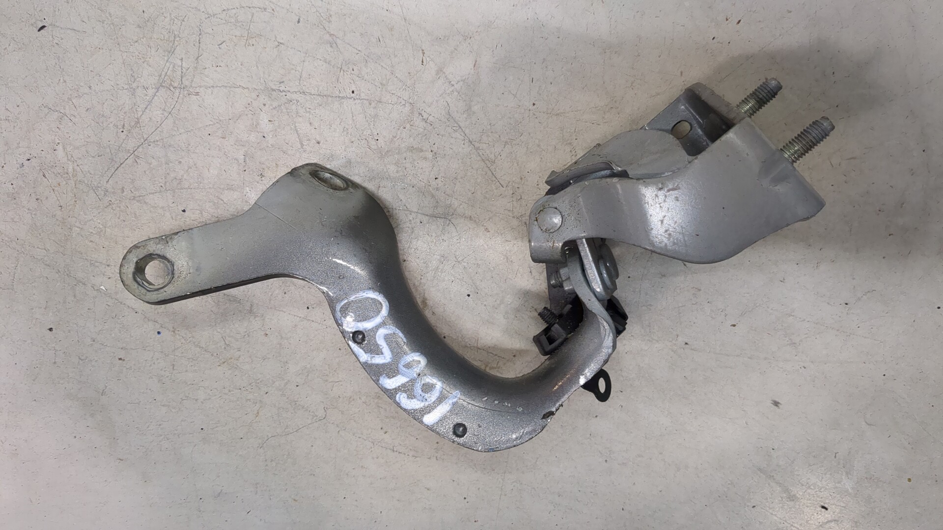 Петля крышки багажника