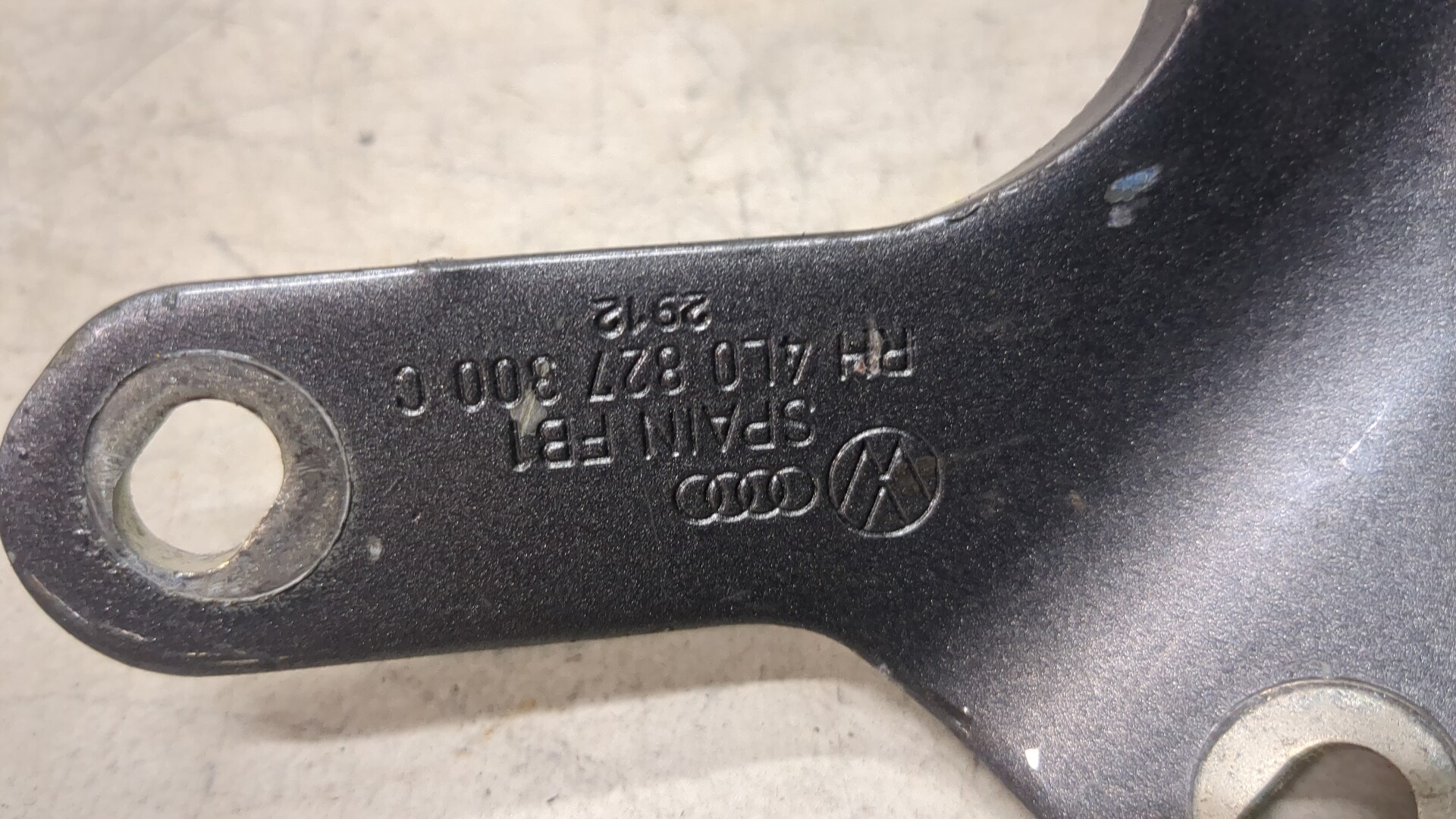 Петля крышки багажника