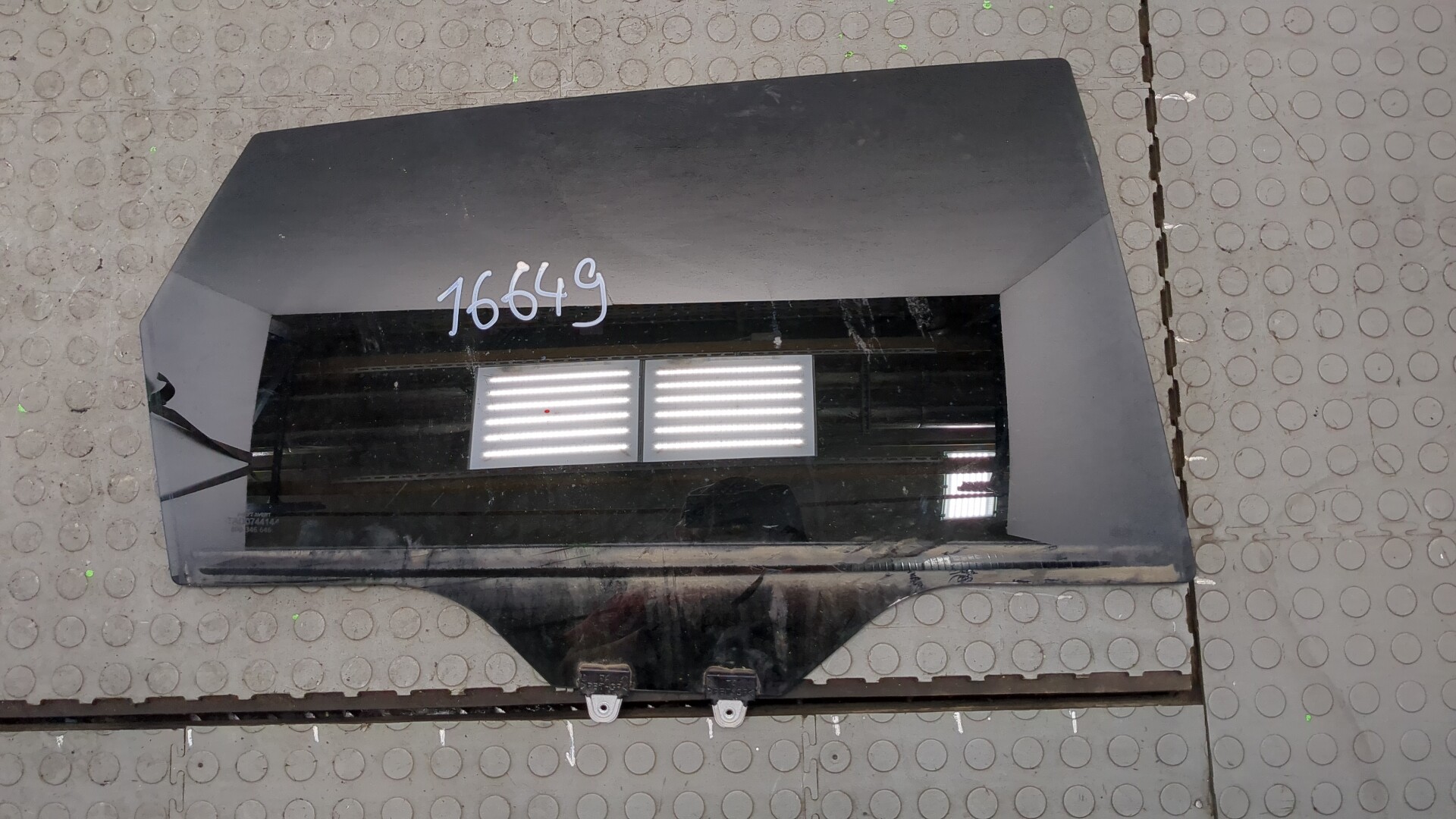 Стекло двери задней правой