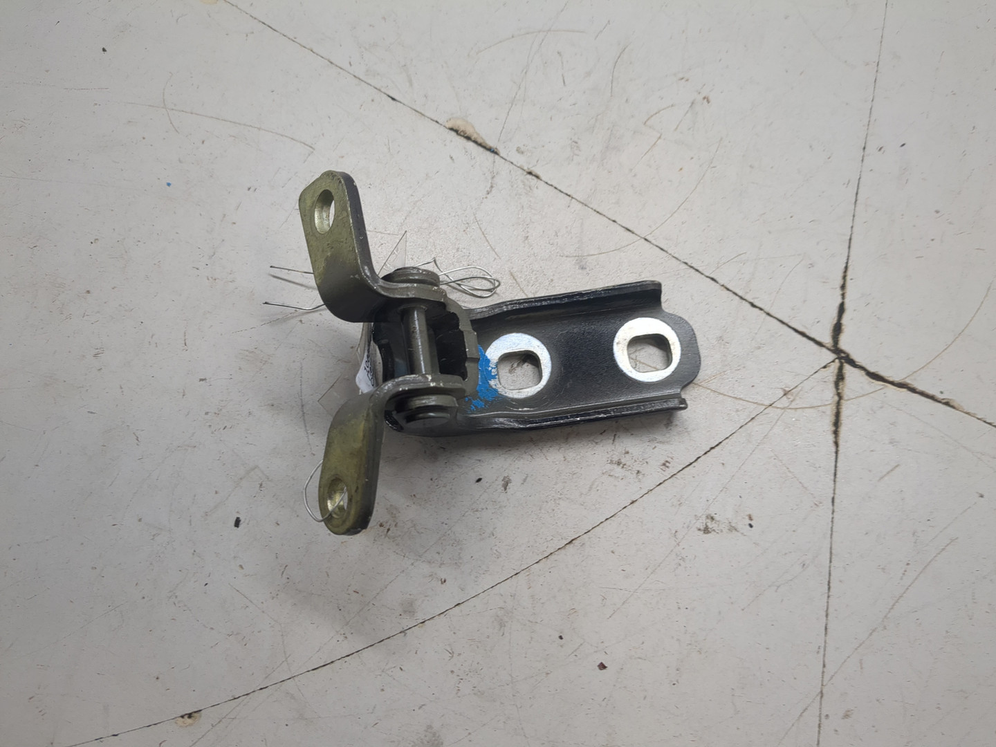 Петля двери