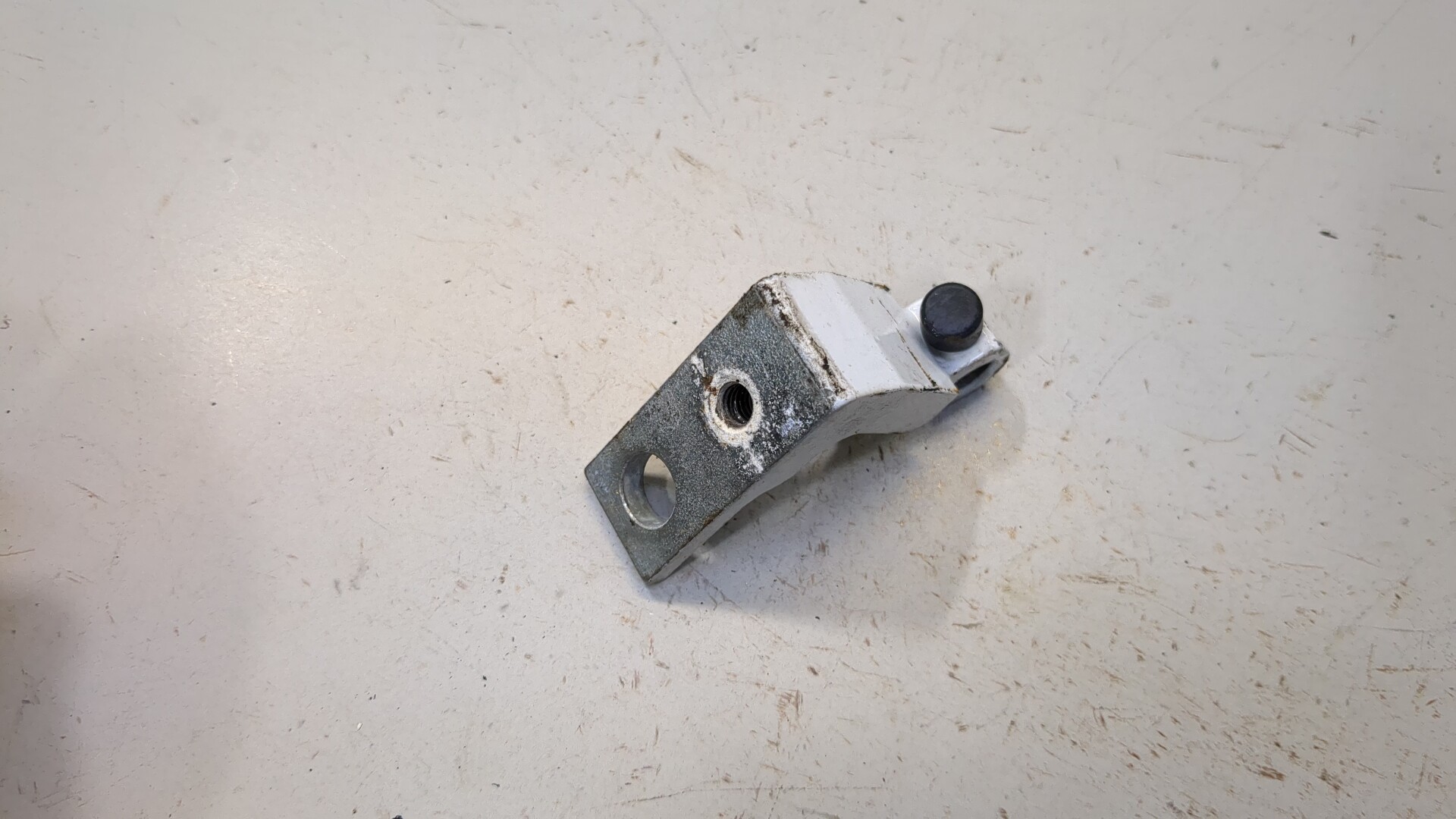 Петля двери