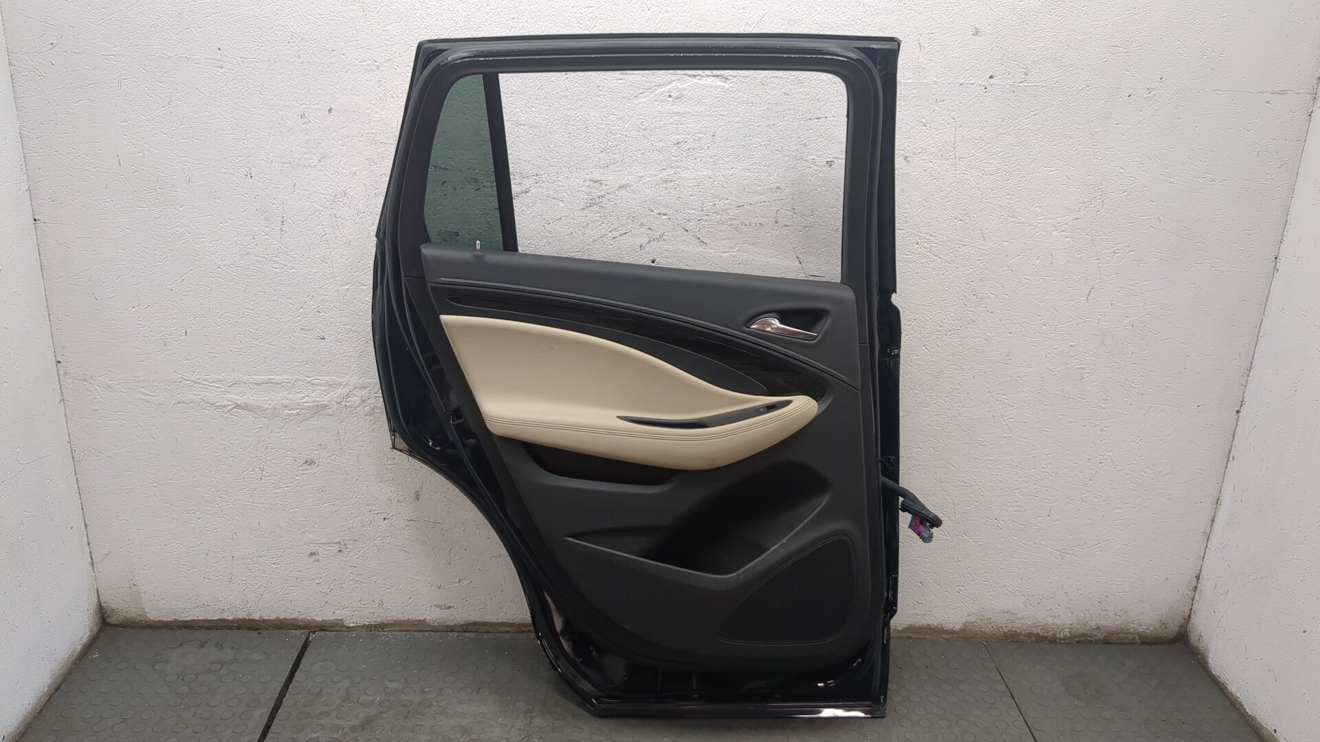 Дверь задняя левая