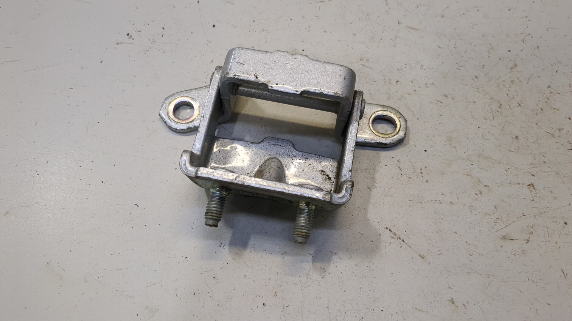 Петля двери