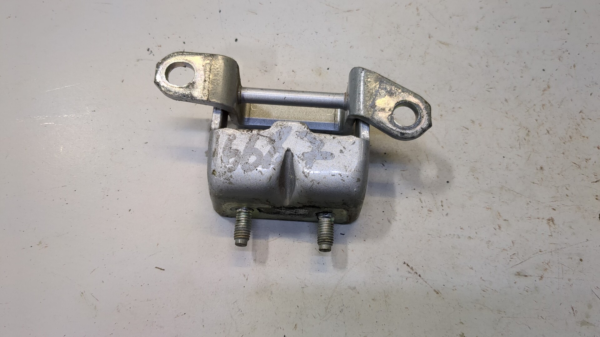 Петля двери