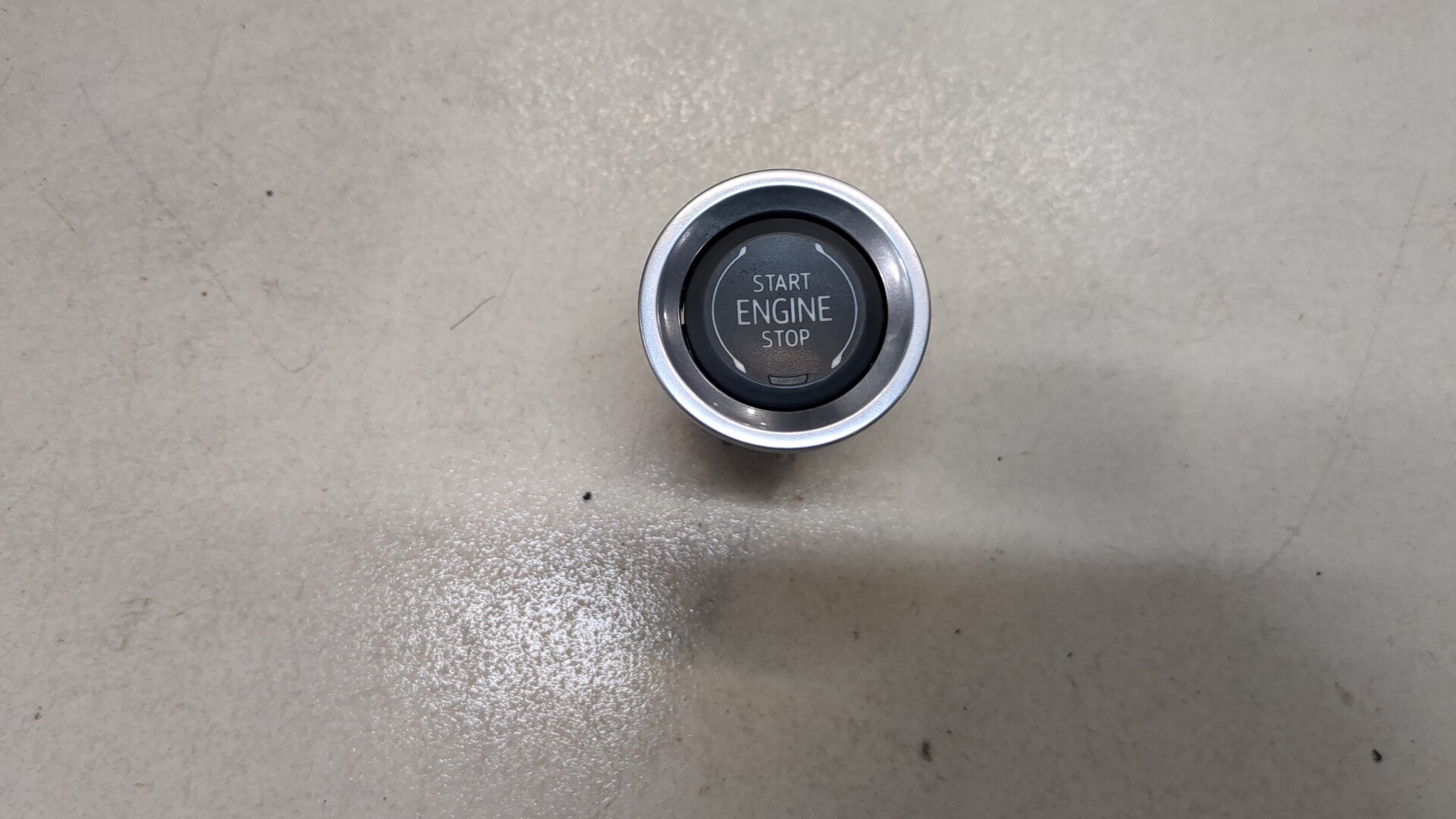 Кнопка запуска двигателя