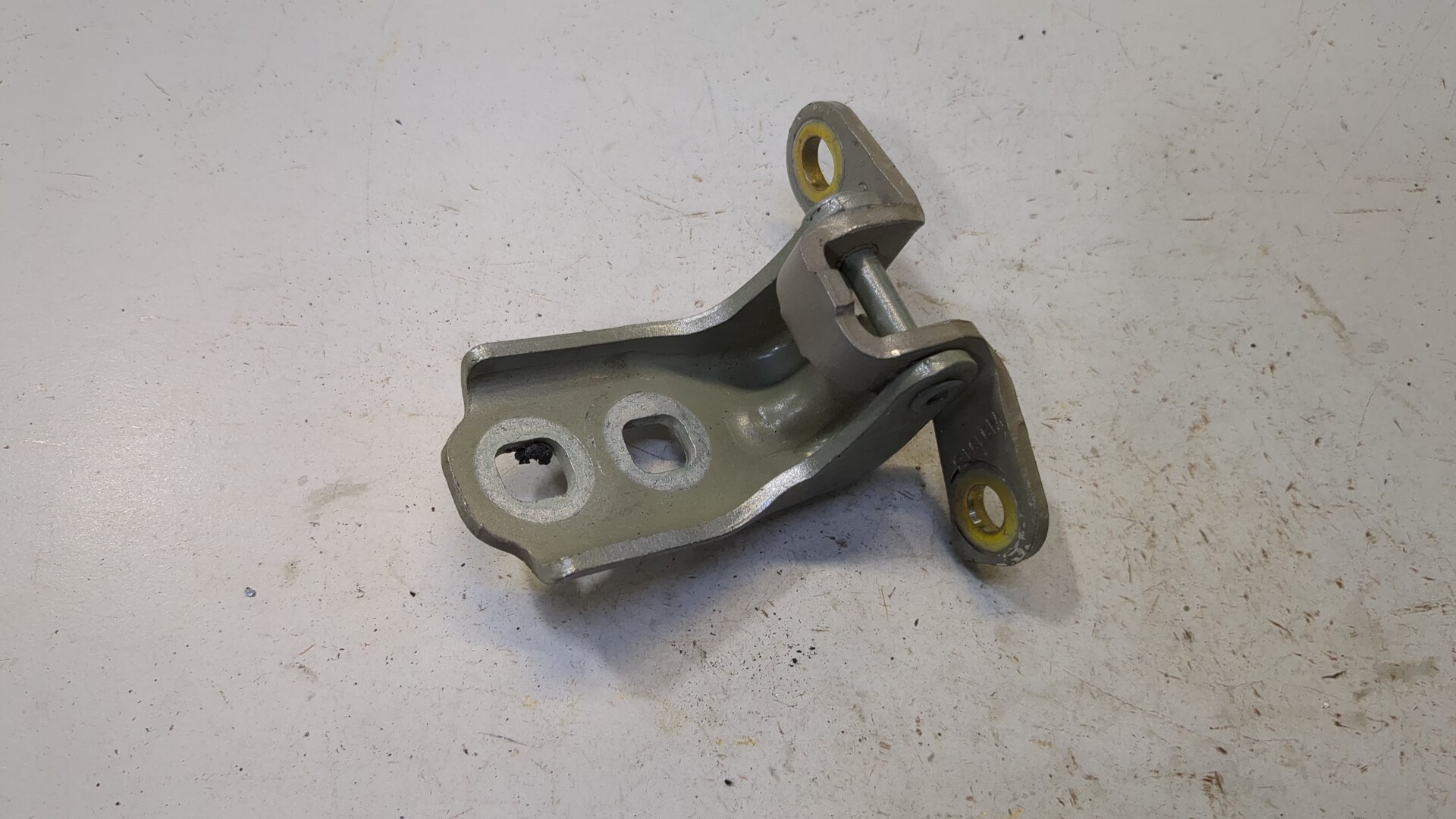 Петля двери