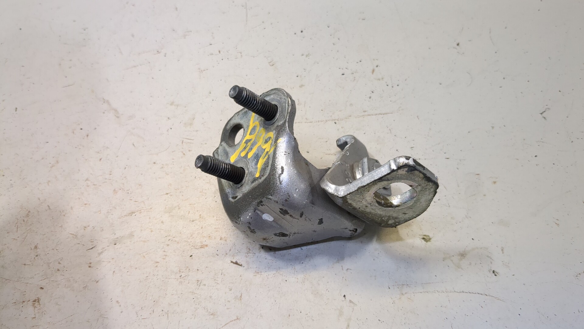 Петля двери