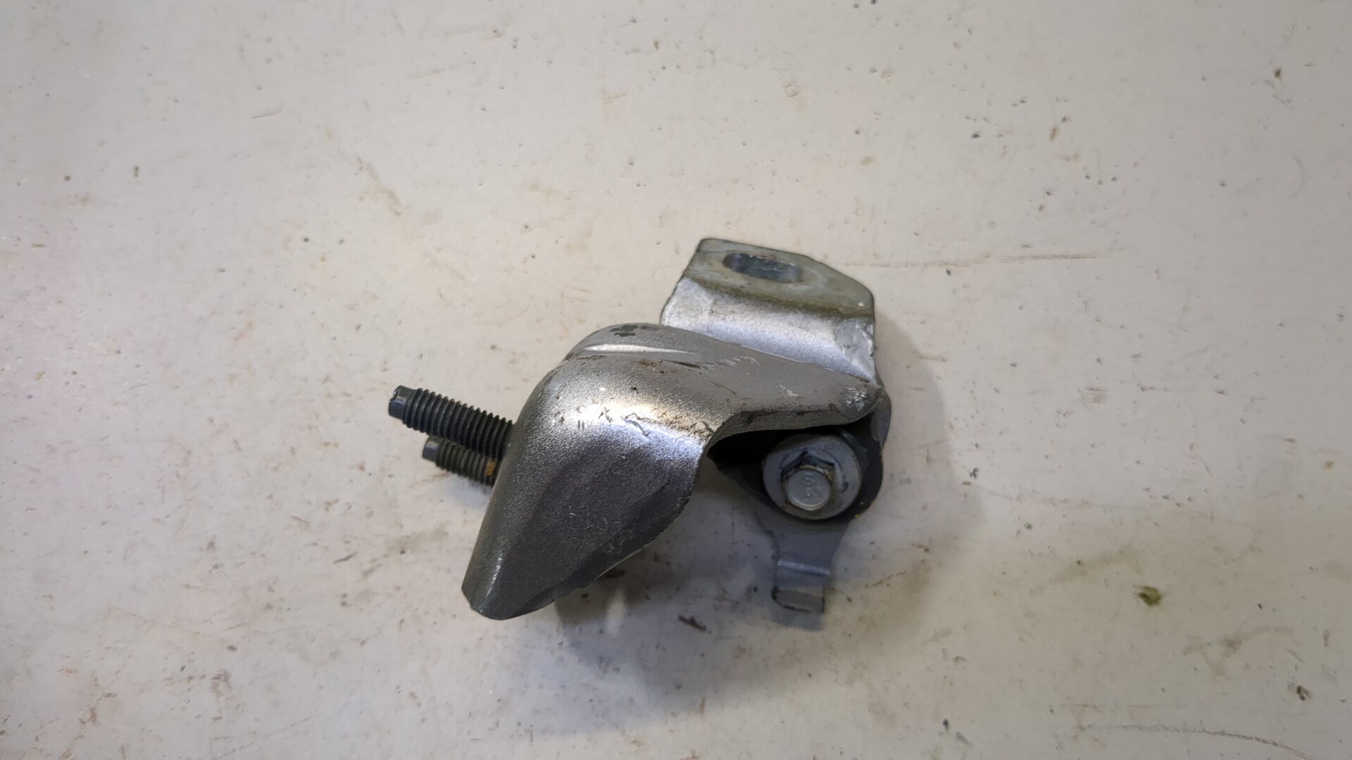 Петля двери