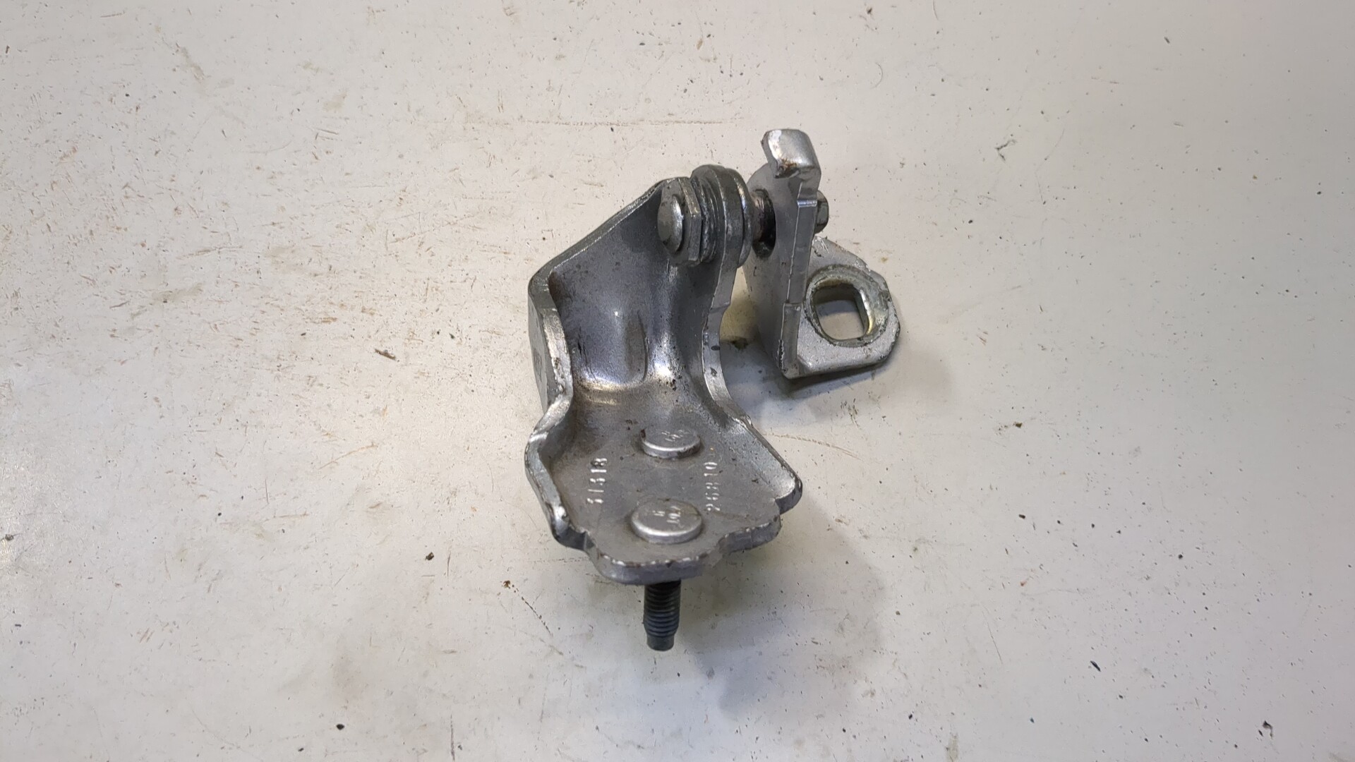 Петля двери