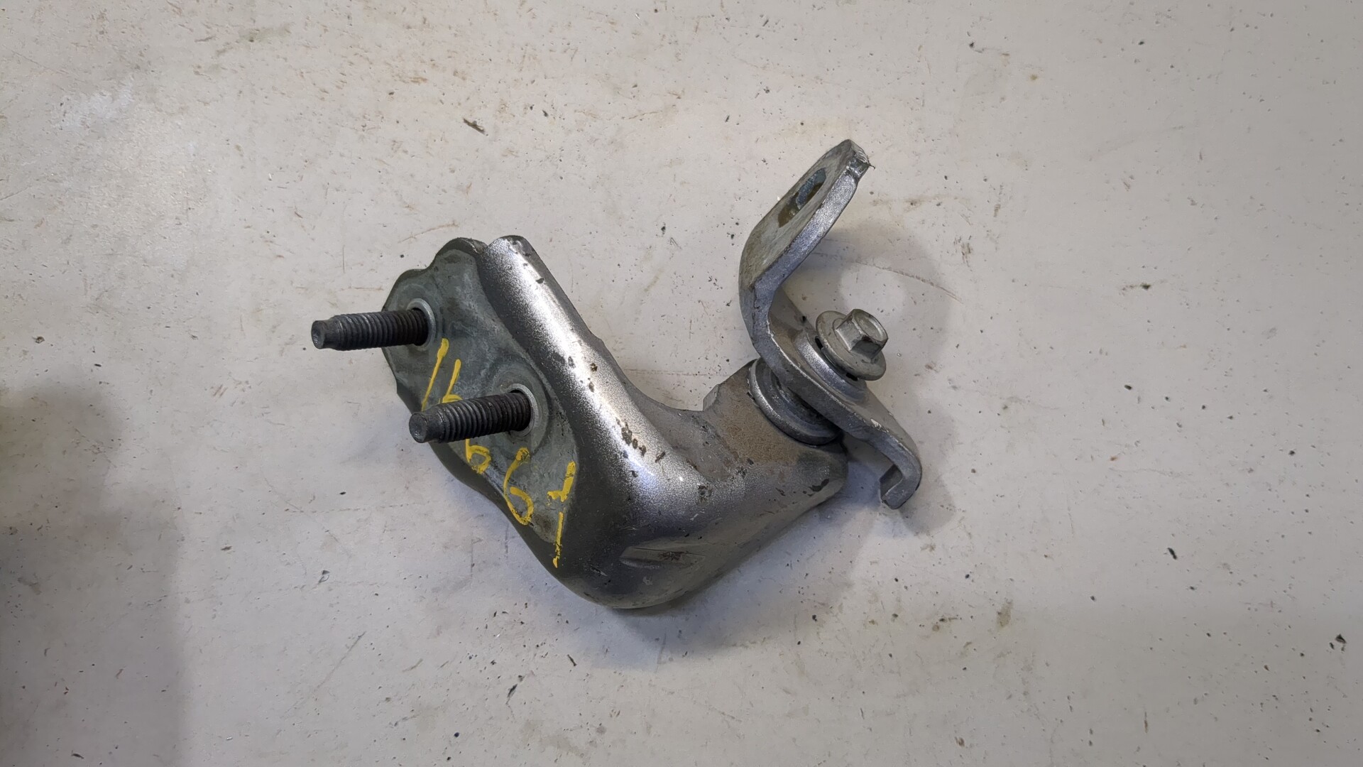 Петля двери