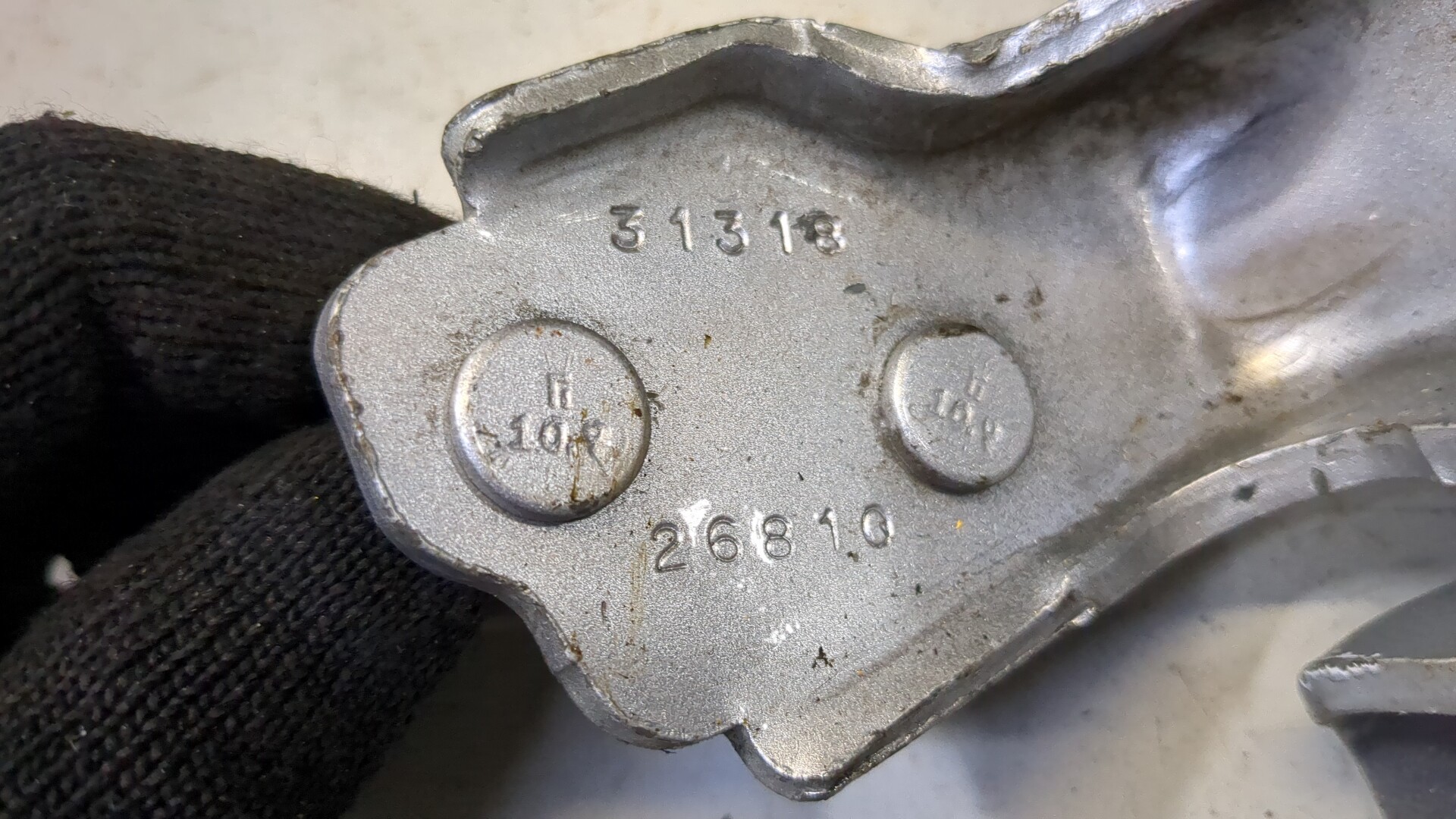 Петля двери