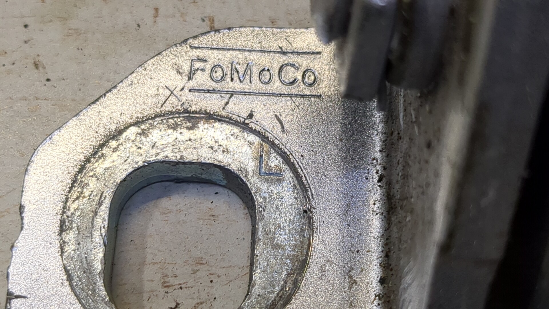 Петля двери