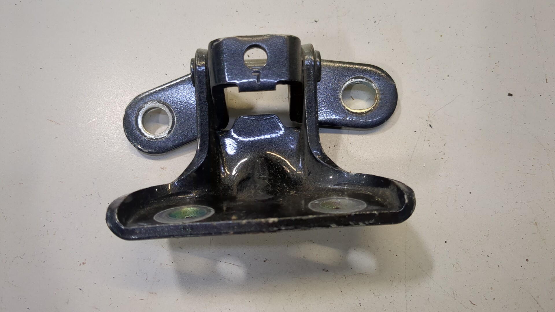 Петля двери