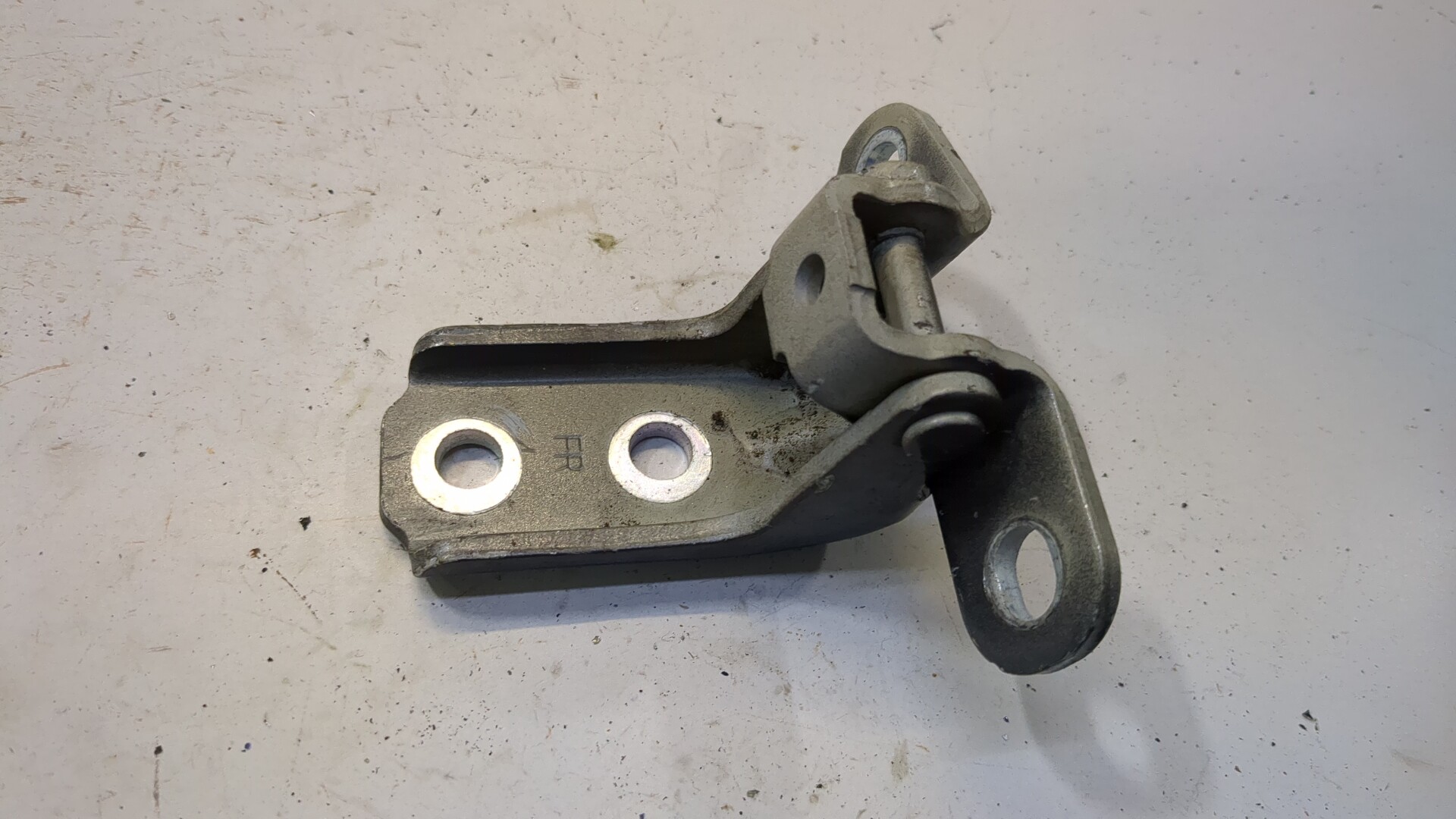 Петля двери