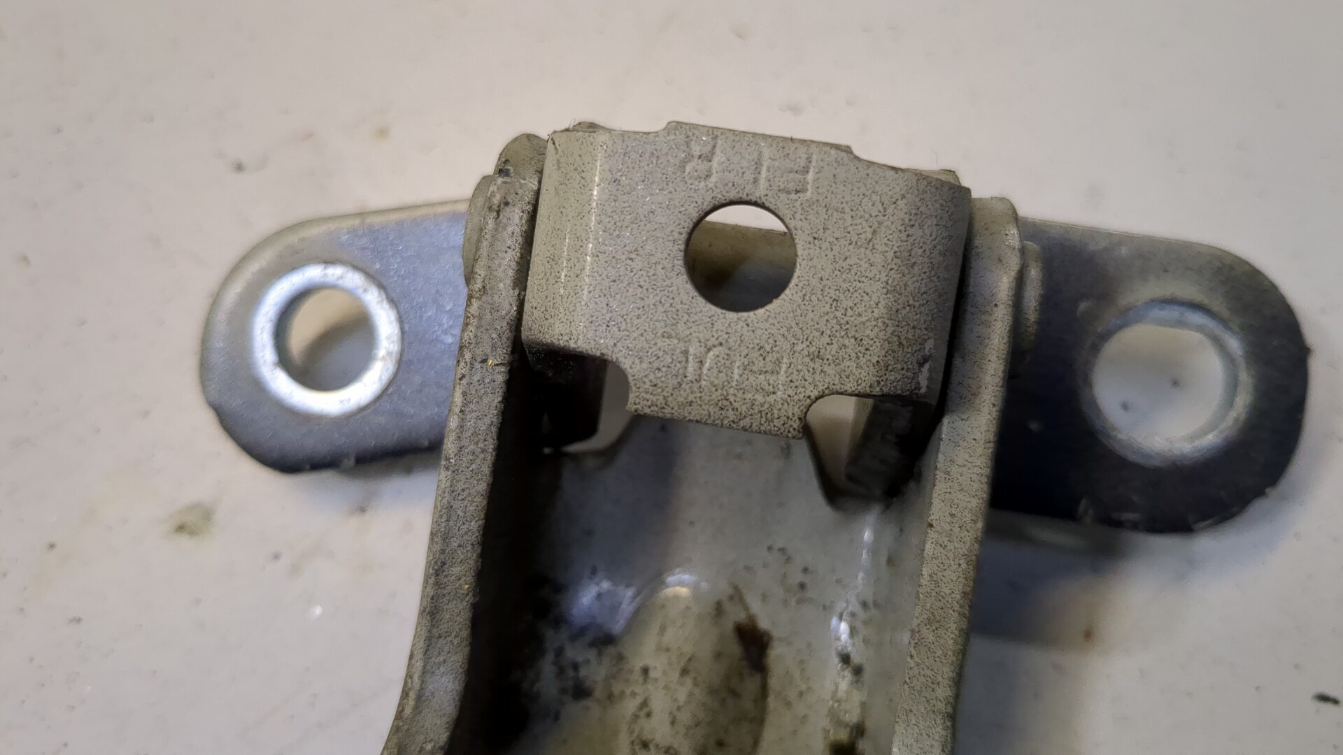 Петля двери